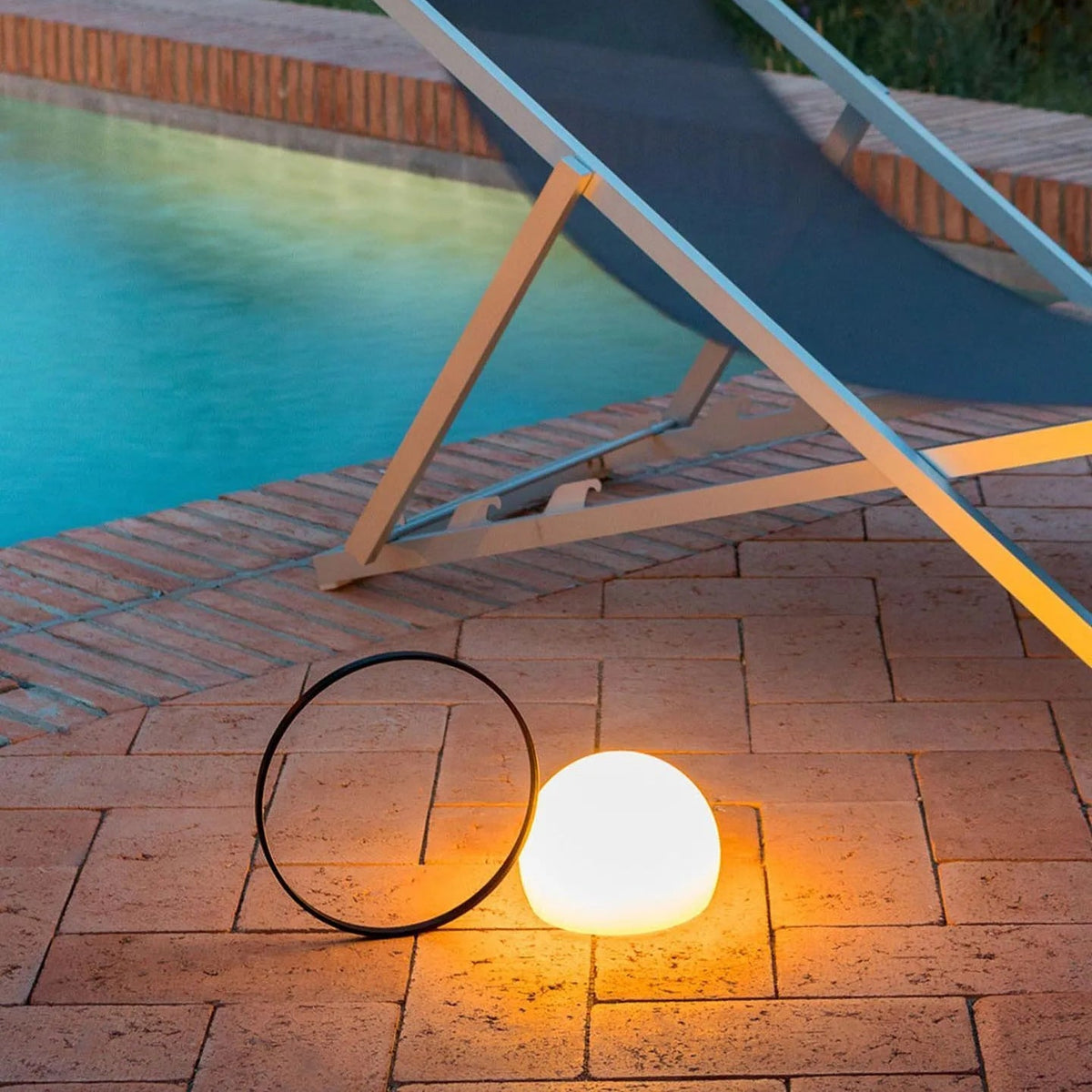 Lámpara de mesa recargable Aroleta en una terraza al anochecer – imagen 13