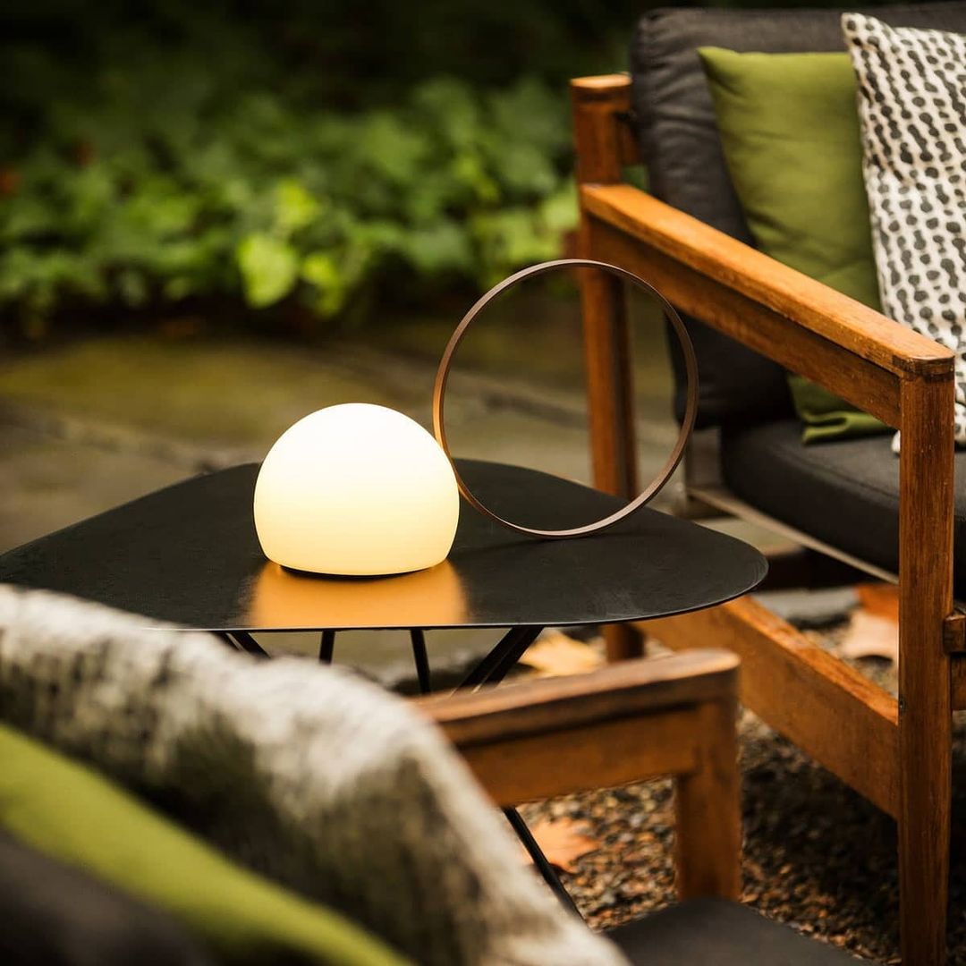 Lámpara de mesa recargable Aroleta en una terraza al anochecer – imagen 17