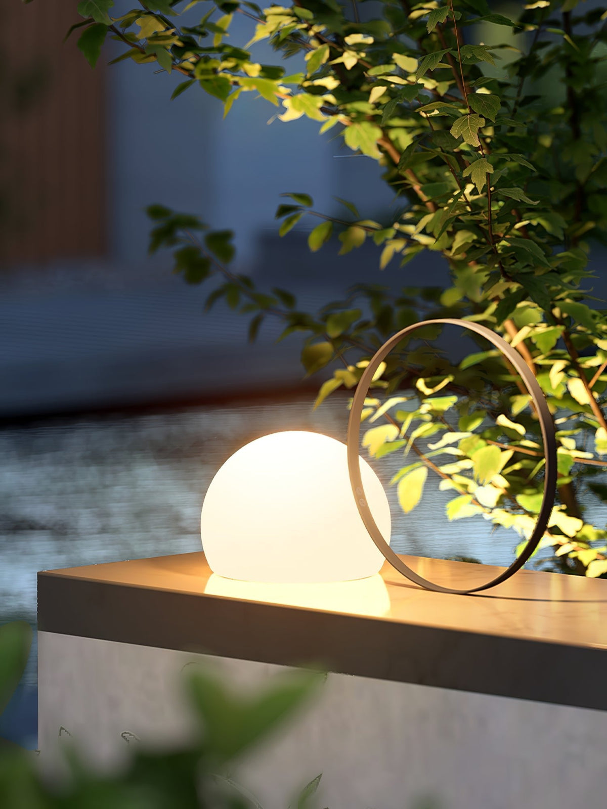 Lámpara de mesa recargable Aroleta en una terraza al anochecer – imagen 9