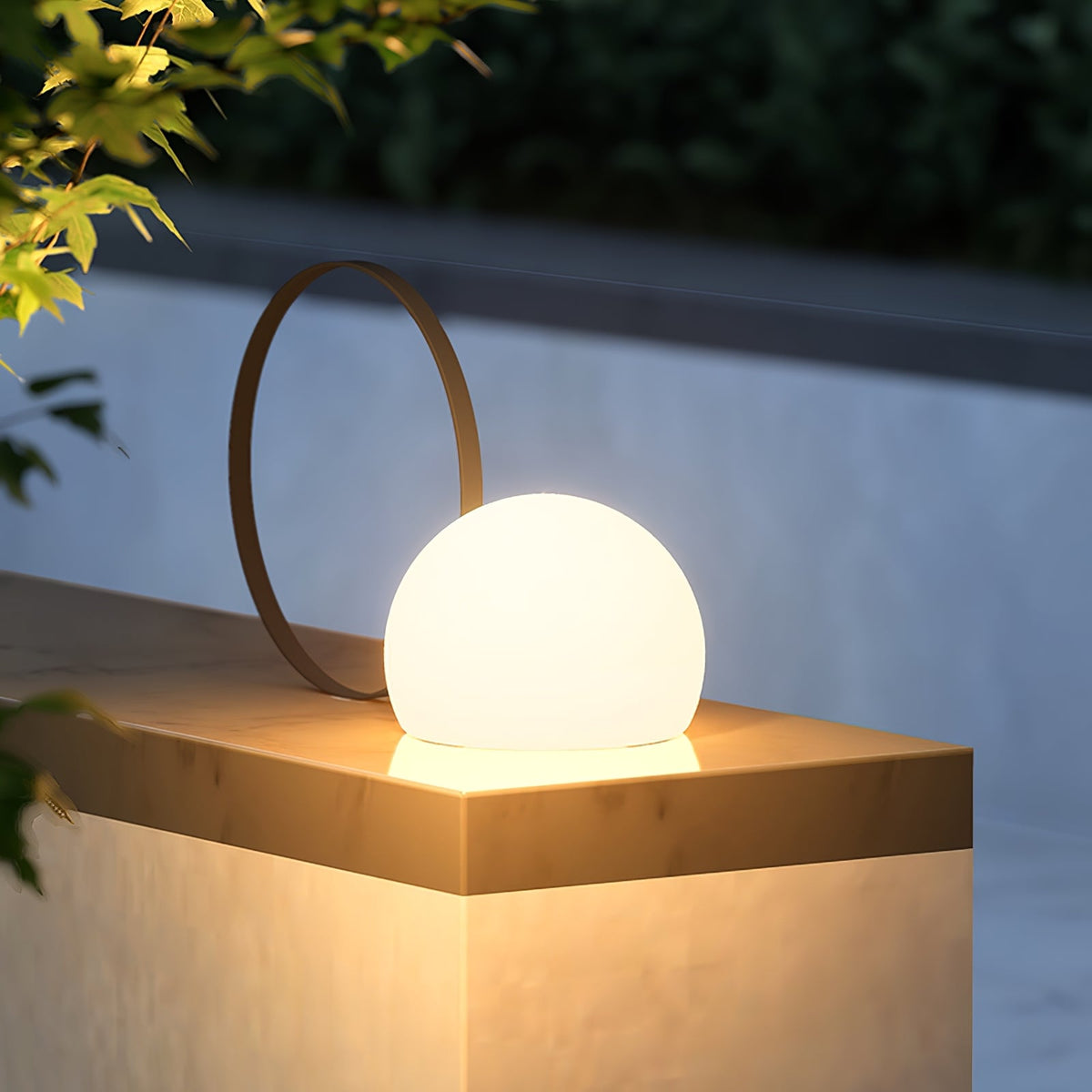 Lámpara de mesa recargable Aroleta en una terraza al anochecer – imagen 8