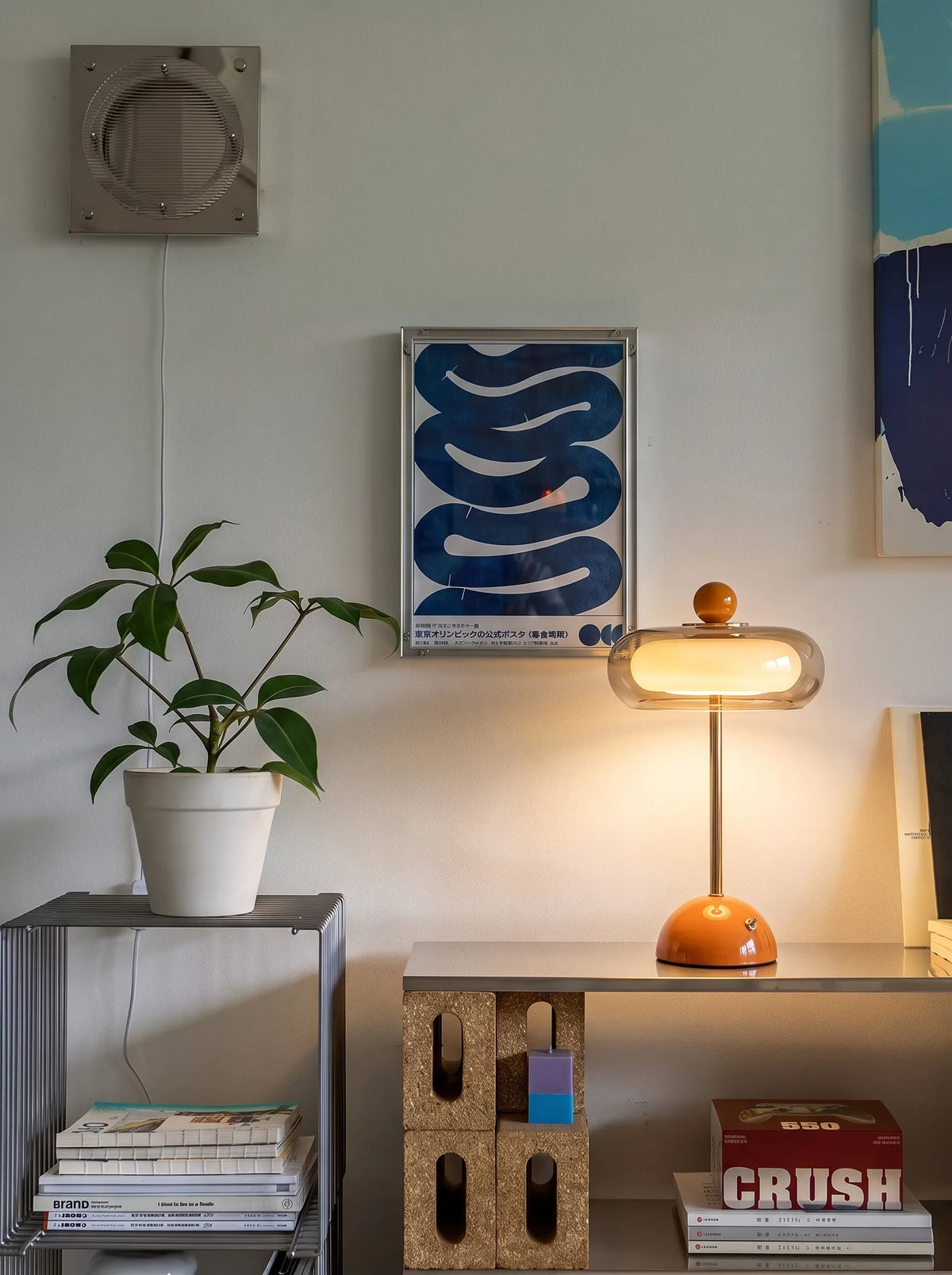 Lámpara de mesa recargable retro Confita en un salón con estilo – imagen 9
