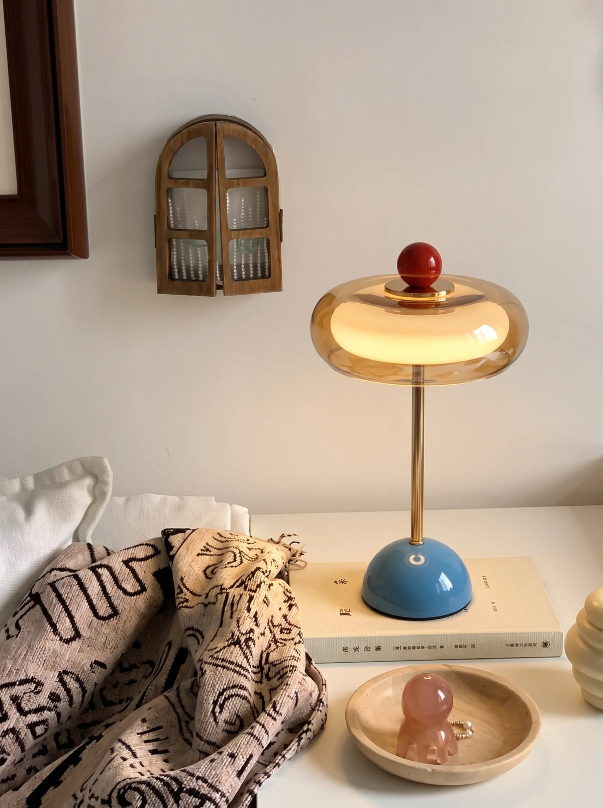 Lámpara de mesa recargable retro Confita en un salón con estilo – imagen 10