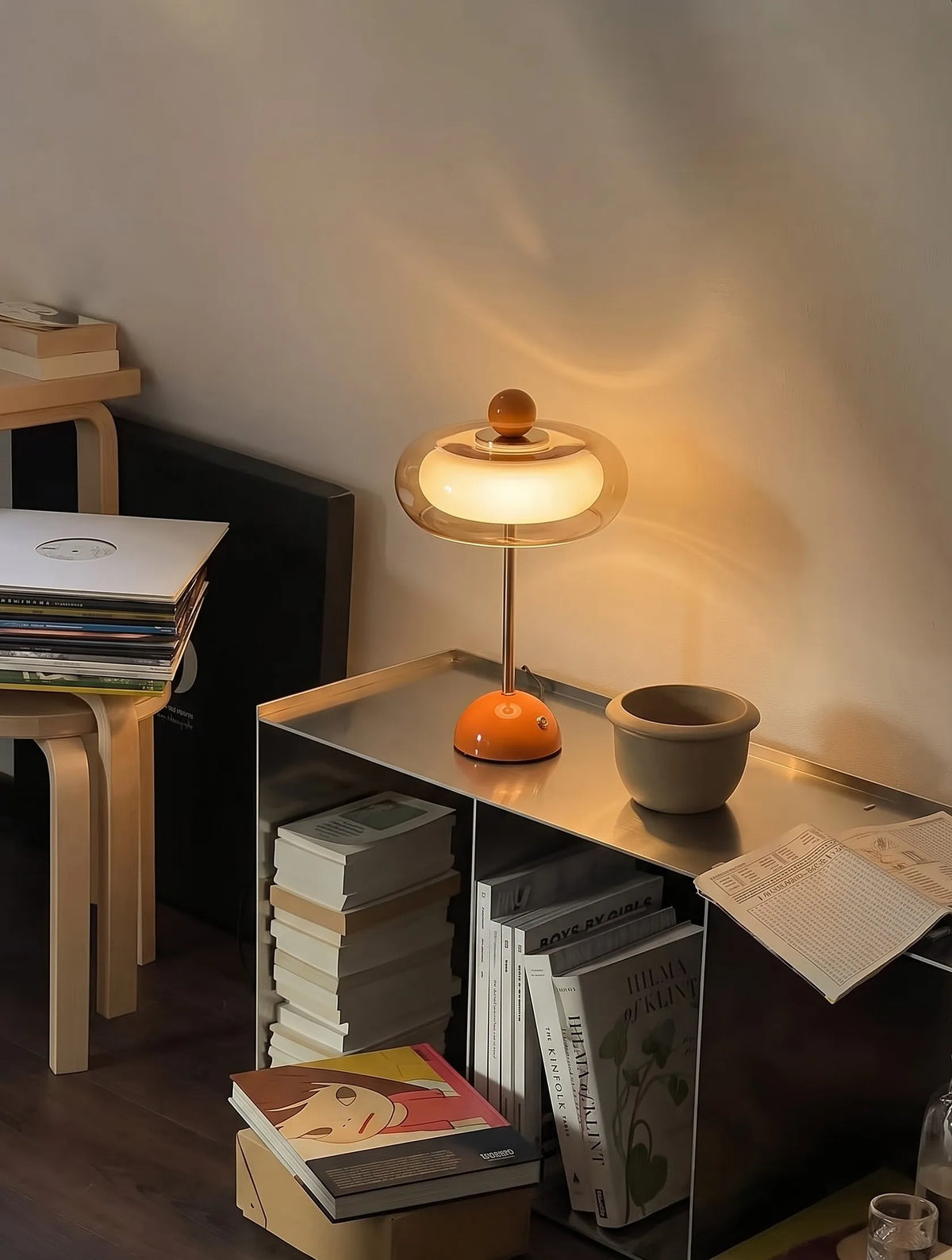 Lámpara de mesa recargable retro Confita en un salón con estilo – imagen 15