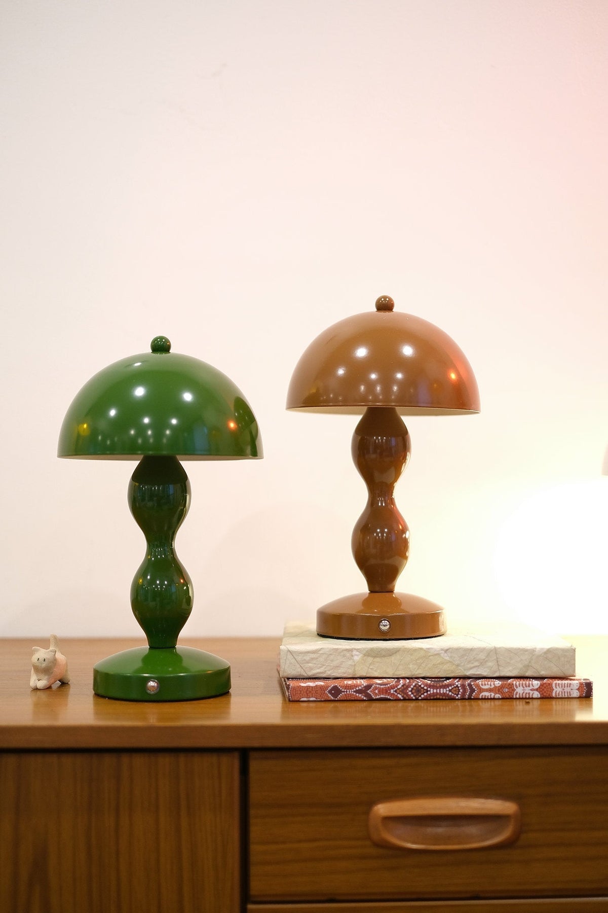 Lámpara de mesa seta recargable Cimbela sobre una cómoda vintage – imagen 9