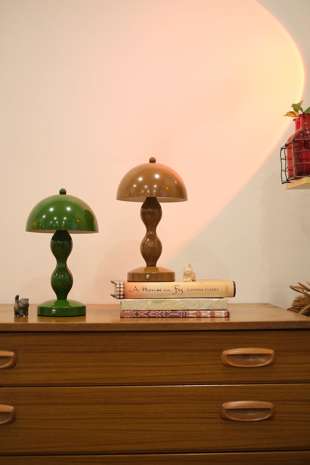 Lámpara de mesa seta recargable Cimbela sobre una cómoda vintage – imagen 10
