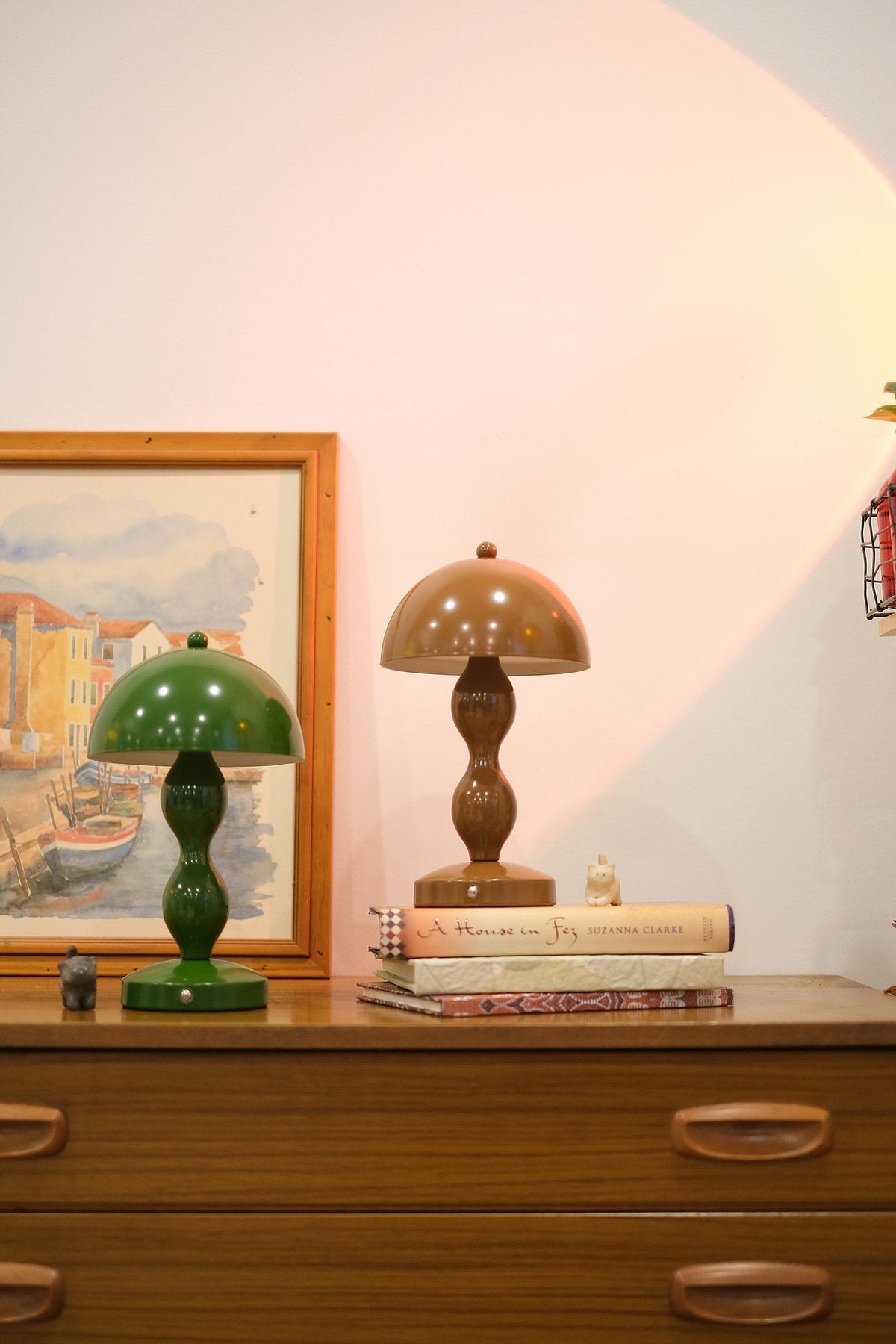 Lámpara de mesa seta recargable Cimbela sobre una cómoda vintage – imagen 12