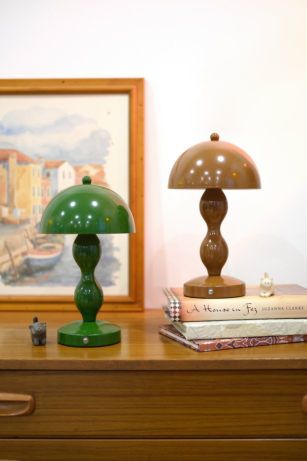 Lámpara de mesa seta recargable Cimbela sobre una cómoda vintage – imagen 11