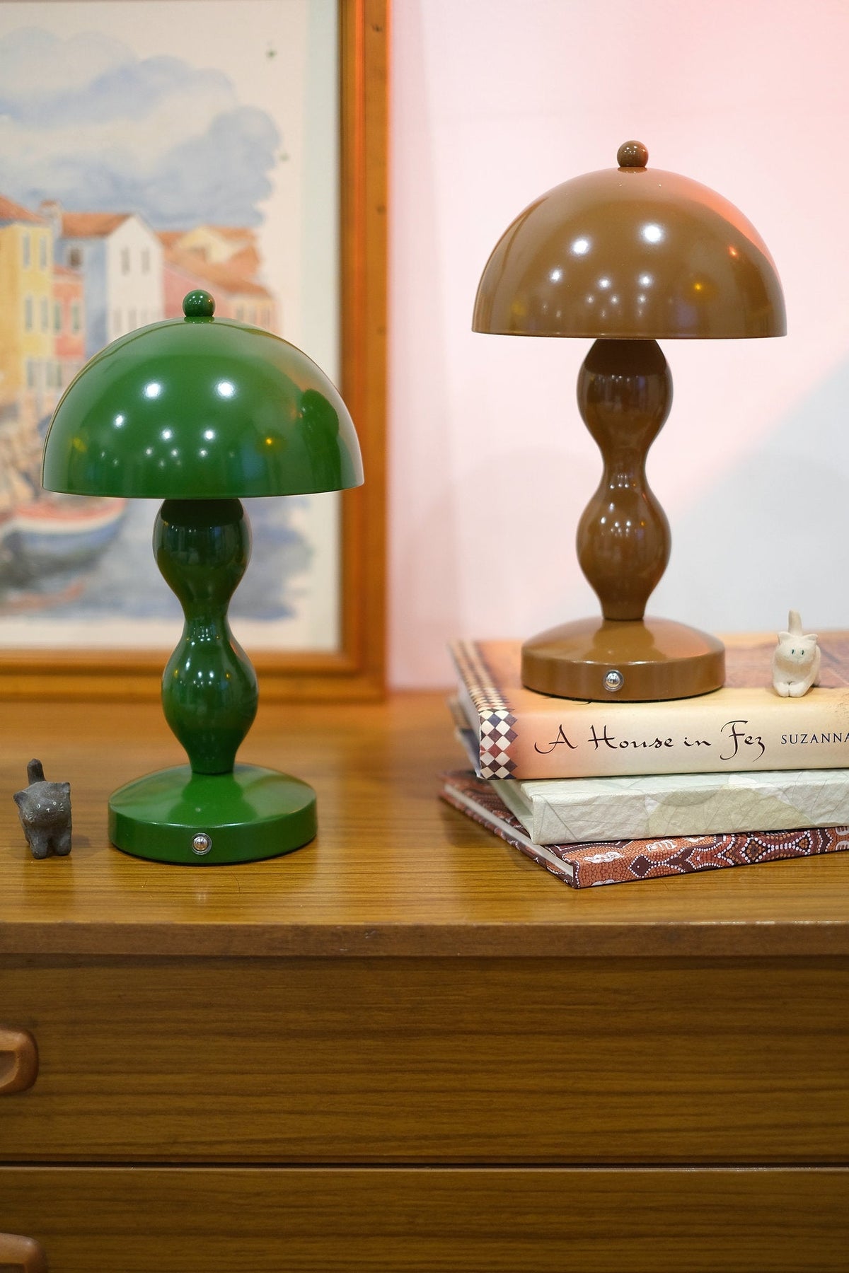 Lámpara de mesa seta recargable Cimbela sobre una cómoda vintage – imagen 13