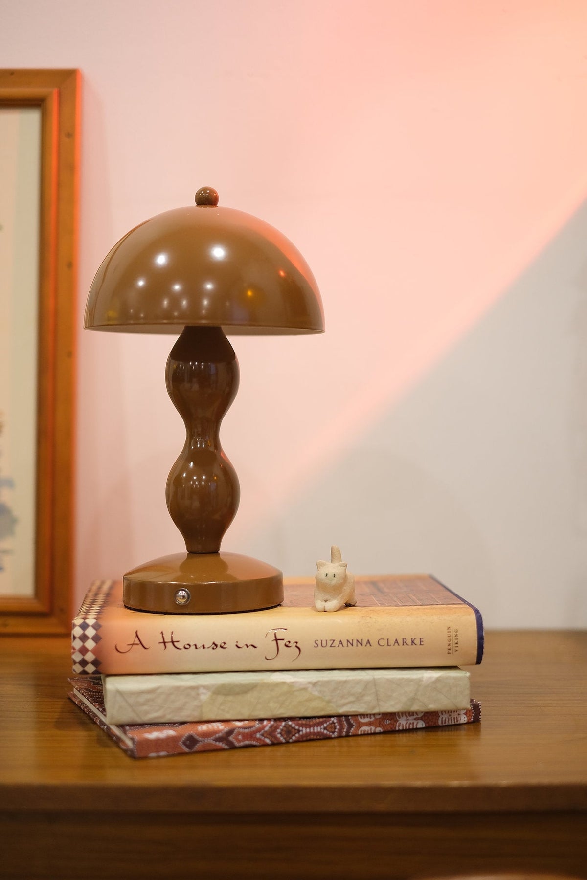 Lámpara de mesa seta recargable Cimbela sobre una cómoda vintage – imagen 6