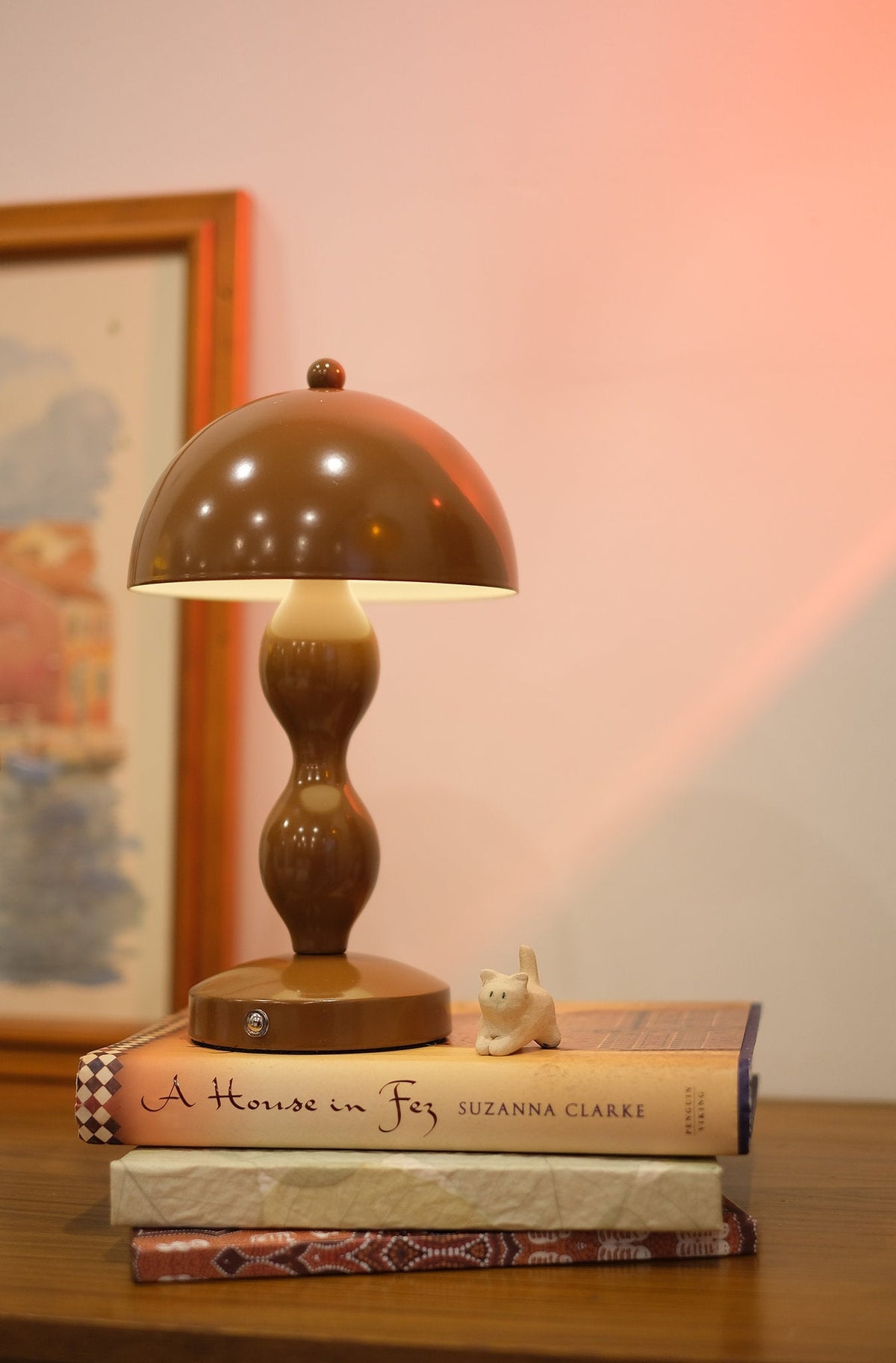 Lámpara de mesa seta recargable Cimbela sobre una cómoda vintage – imagen 5