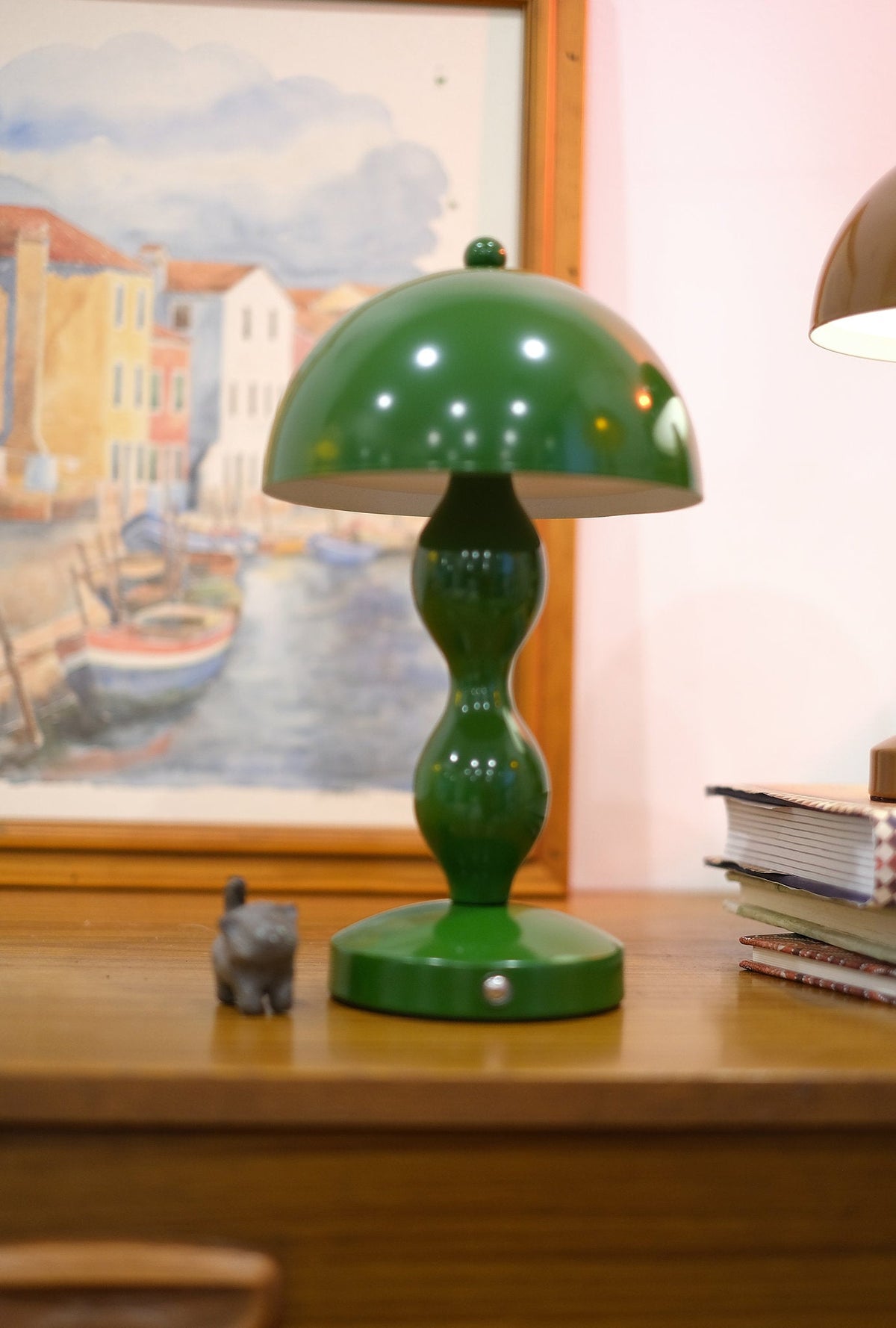 Lámpara de mesa seta recargable Cimbela sobre una cómoda vintage – imagen 4