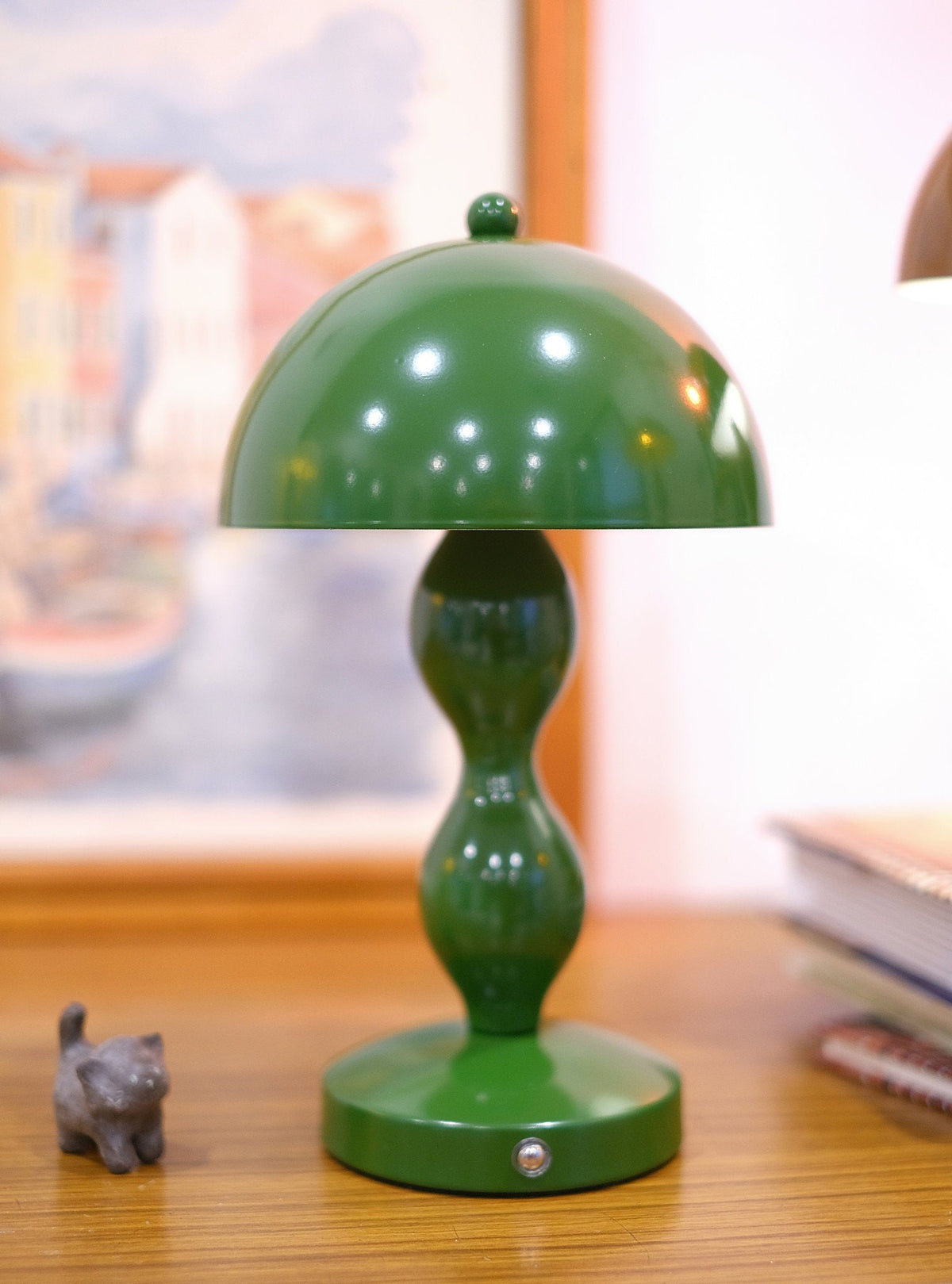 Lámpara de mesa seta recargable Cimbela sobre una cómoda vintage – imagen 3