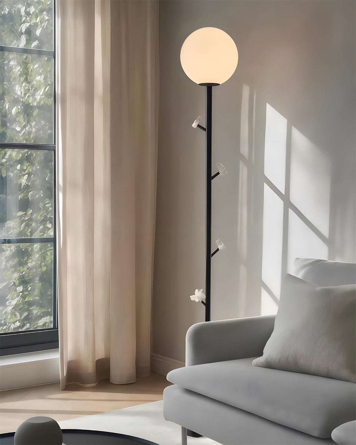 Lámpara de pie rama Ramaya en un salón luminoso – imagen 8