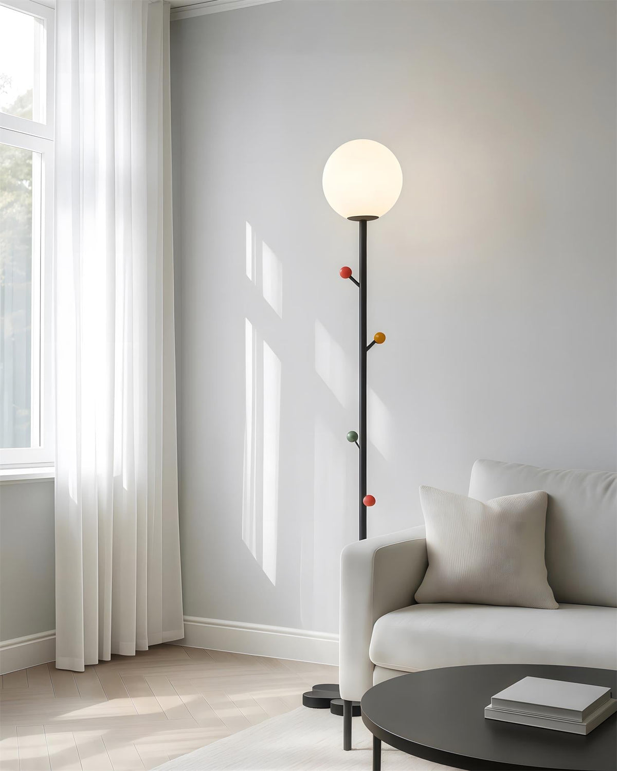Lámpara de pie rama Ramaya en un salón luminoso – imagen 7