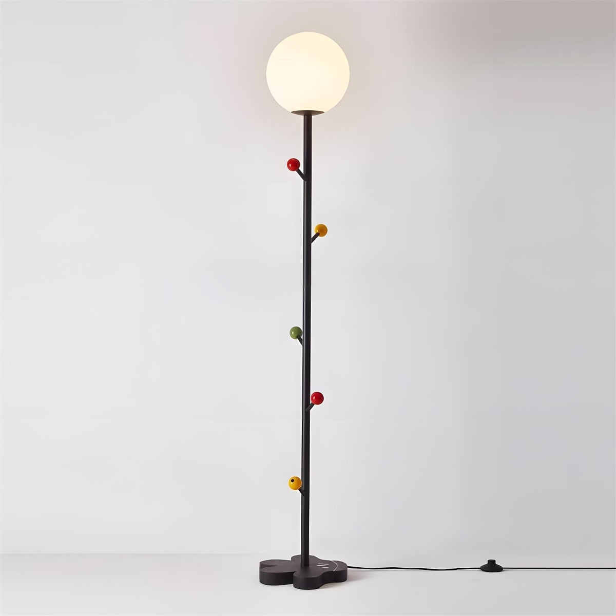 Lámpara de pie rama Ramaya en un salón luminoso – imagen 10