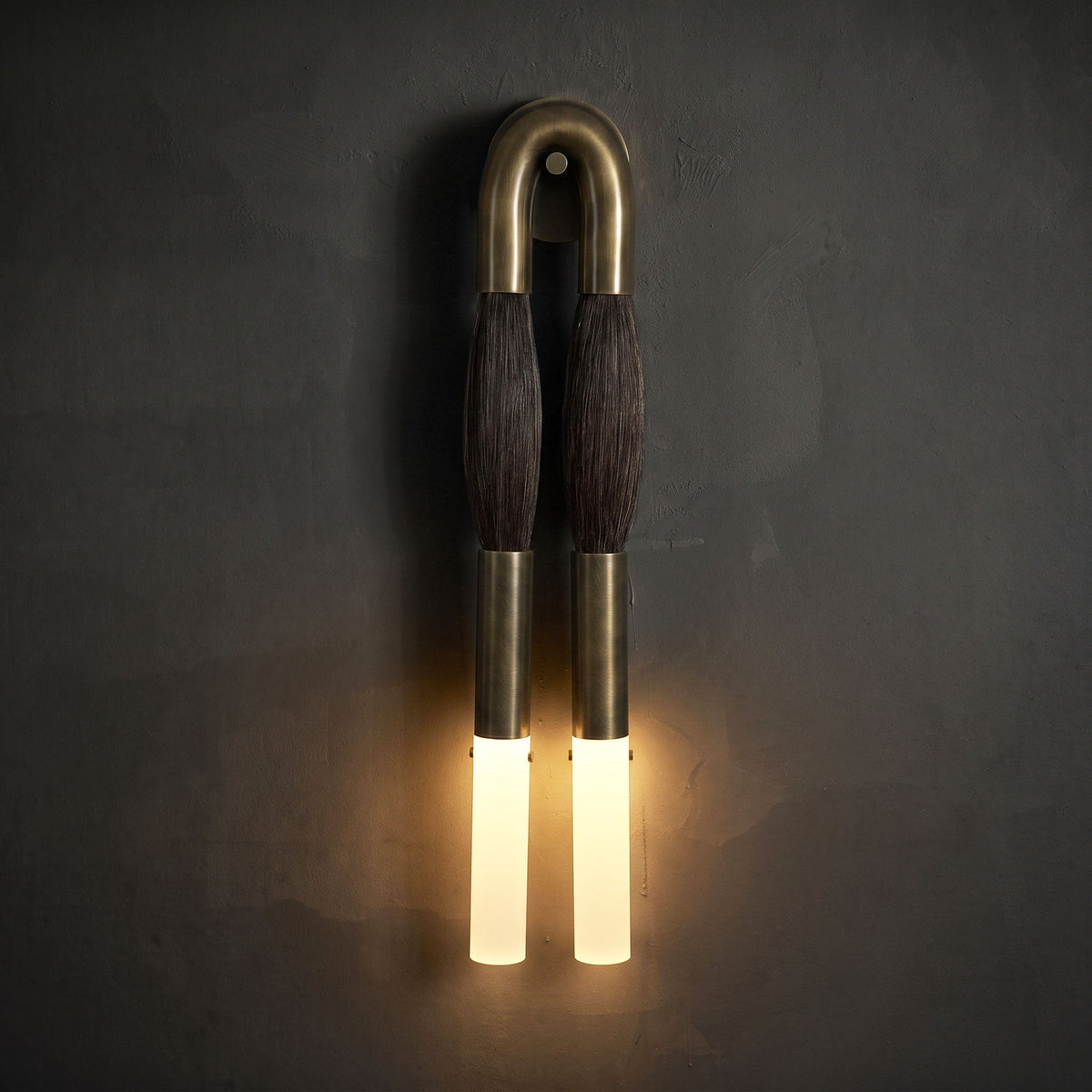 Aplique de pared con borla Borlena enmarcando un espejo – imagen 2