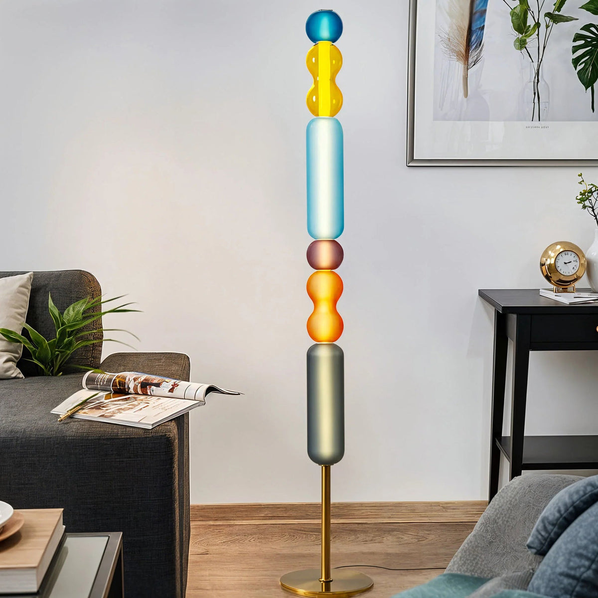 Lámpara de pie de cristal de colores Soplada en un salón luminoso – imagen 12