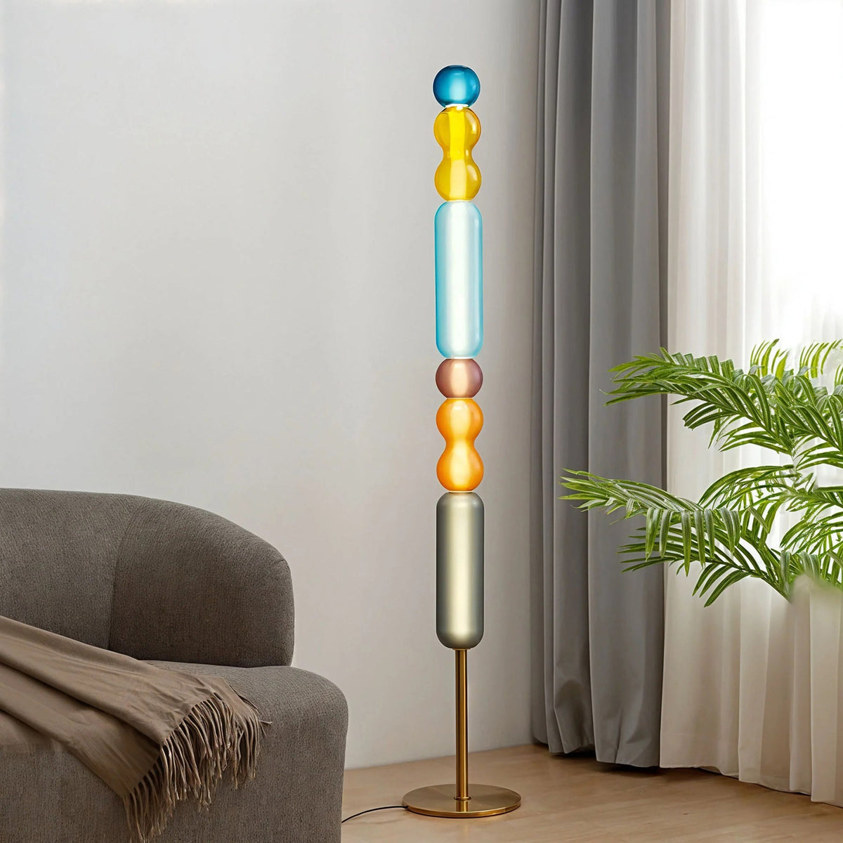 Lámpara de pie de cristal de colores Soplada en un salón luminoso – imagen 3