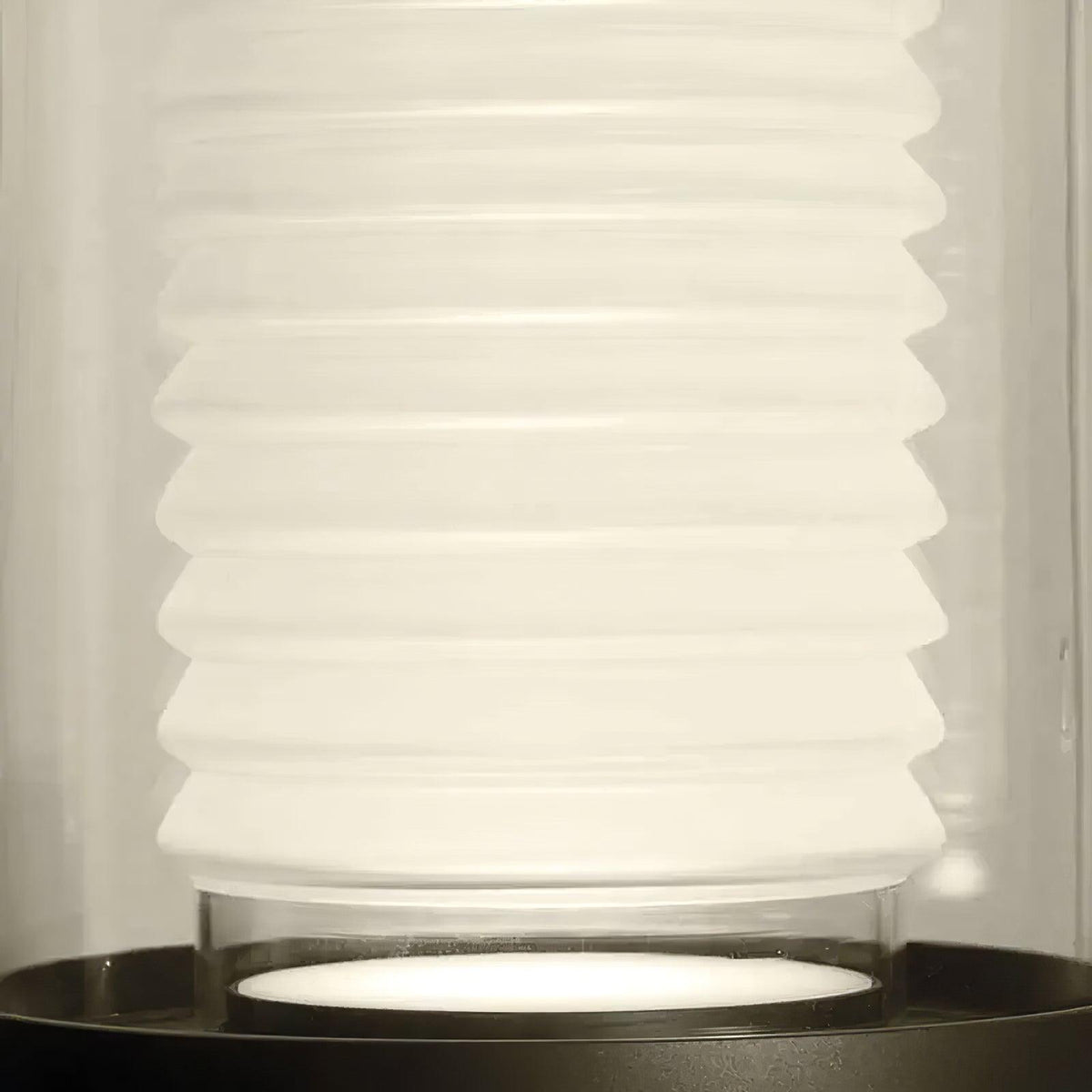 Lámpara de pie LED de doble cilindro de vidrio y estructura negra Navira – detalle del cilindro interior acanalado