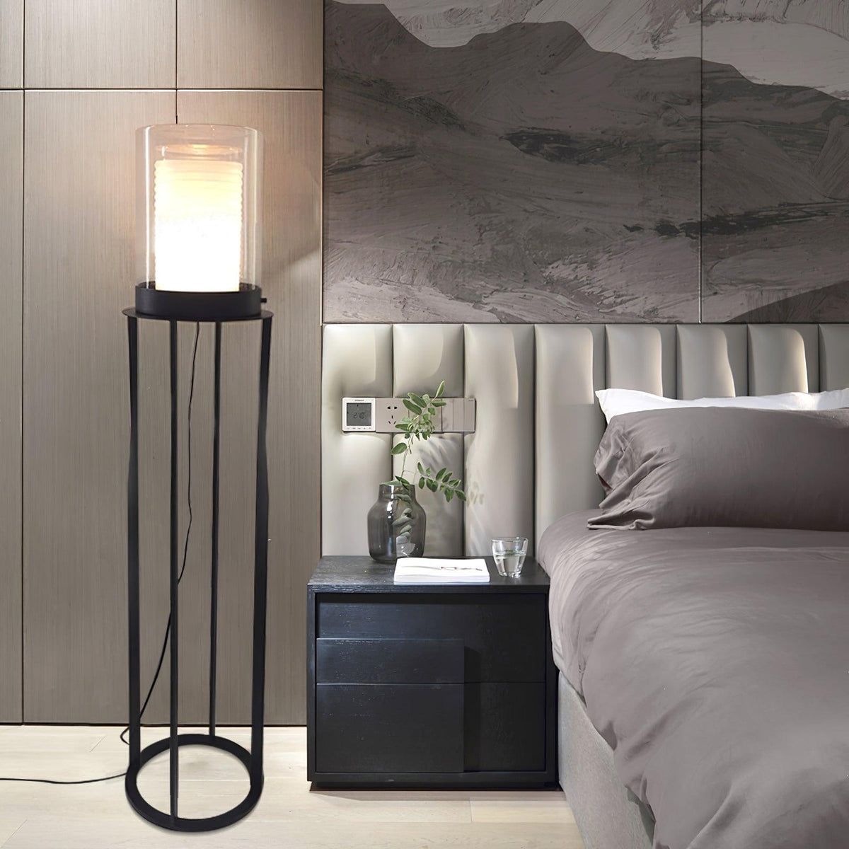Lámpara de pie LED de doble cilindro de vidrio y estructura negra Navira – junto a una cama con mesita negra
