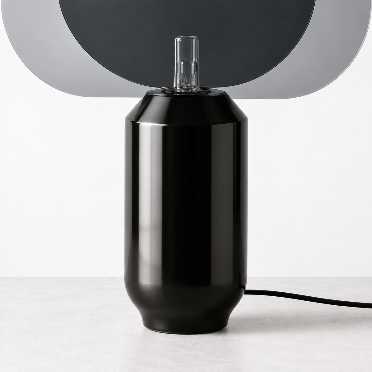 Lámpara de mesa eclipse Nublara en un dormitorio moderno – imagen 4