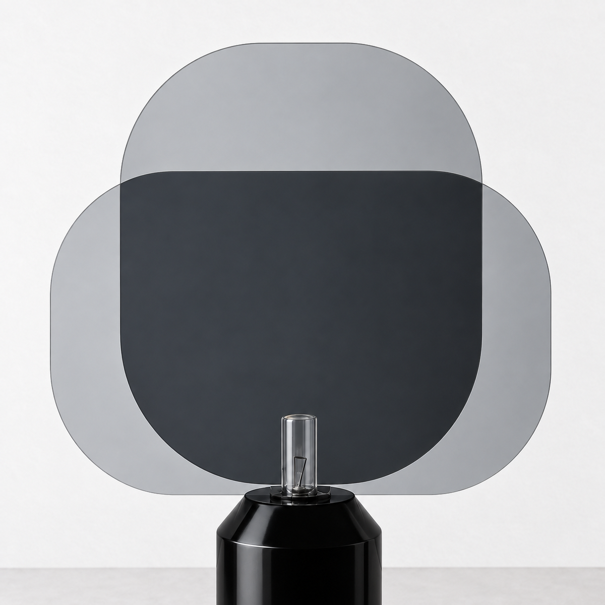 Lámpara de mesa eclipse Nublara en un dormitorio moderno – imagen 3