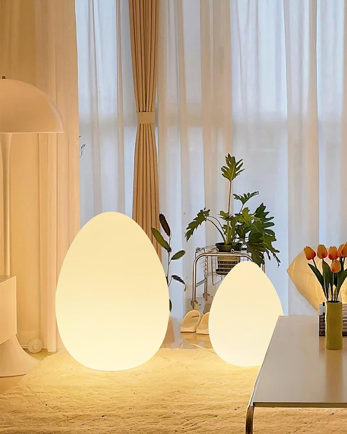 Lámpara de mesa en forma de huevo Ovalia en un salón acogedor – imagen 12