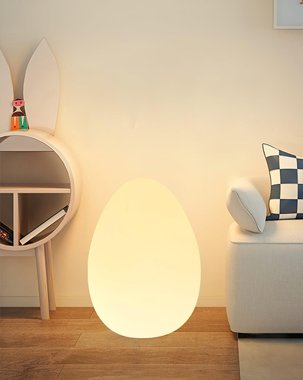 Lámpara de mesa en forma de huevo Ovalia en un salón acogedor – imagen 13