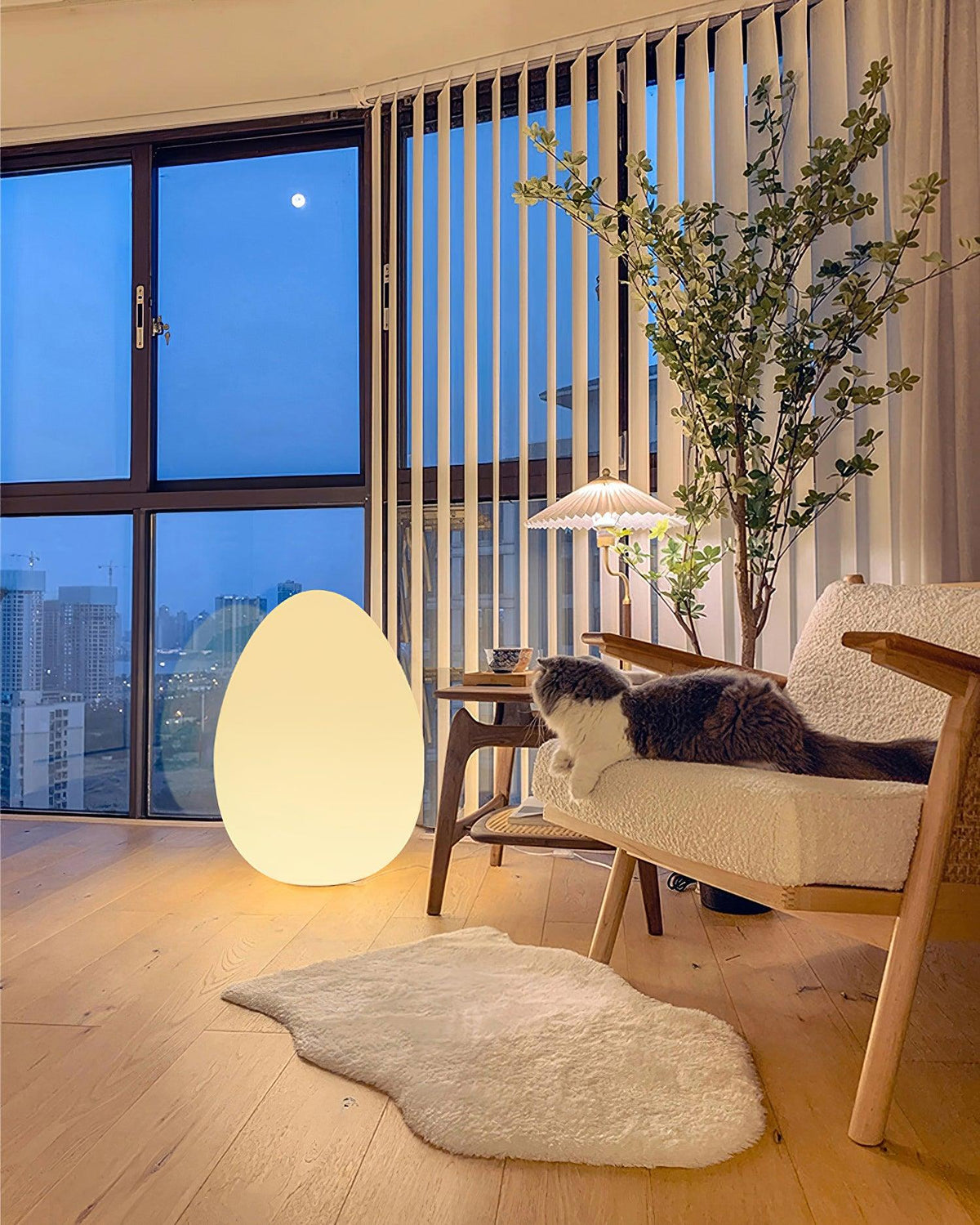 Lámpara de mesa en forma de huevo Ovalia en un salón acogedor – imagen 16
