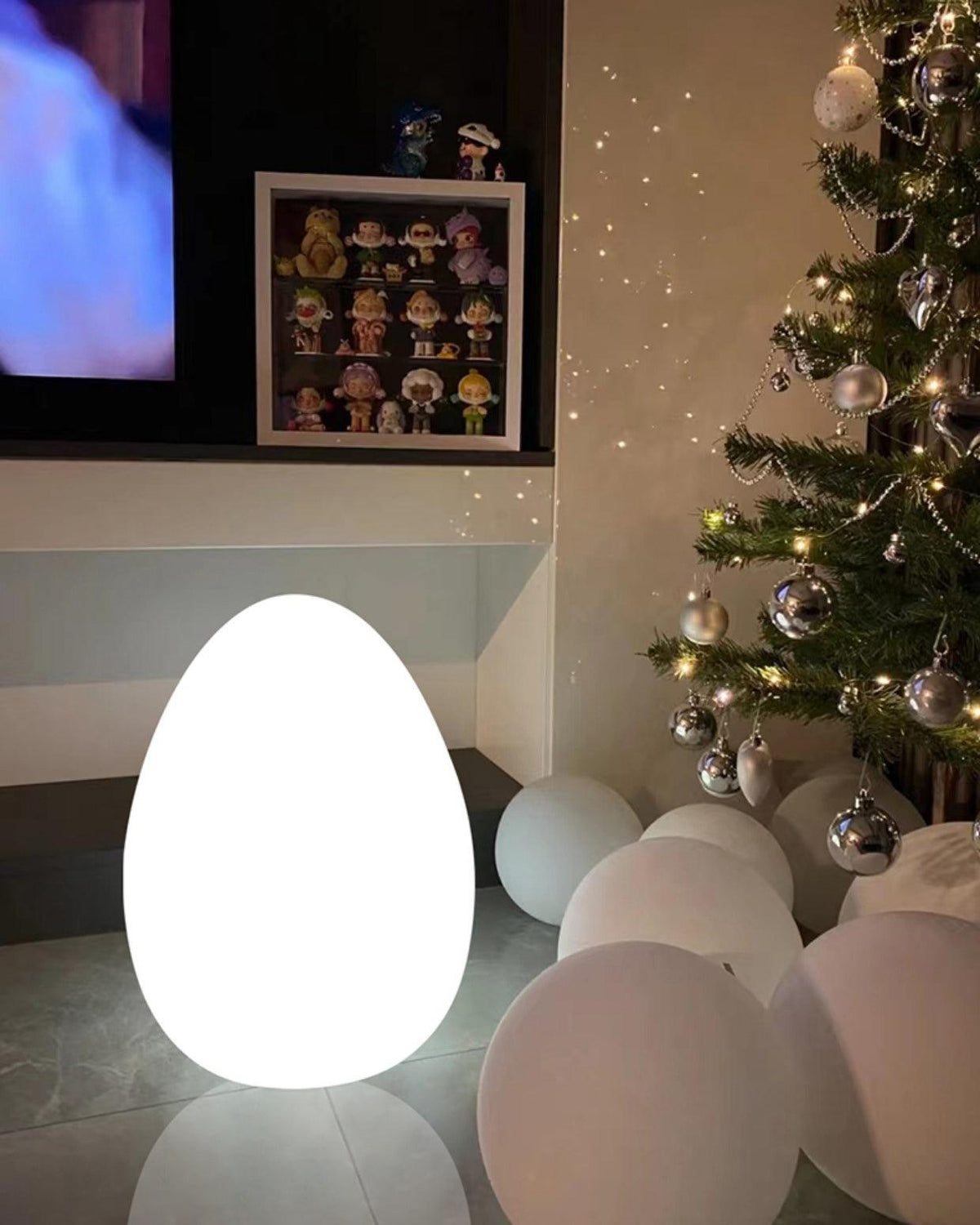 Lámpara de mesa en forma de huevo Ovalia en un salón acogedor – imagen 17