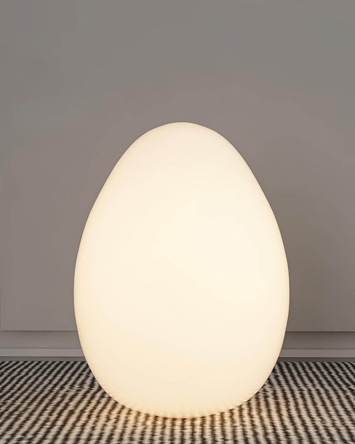 Lámpara de mesa en forma de huevo Ovalia en un salón acogedor – imagen 3