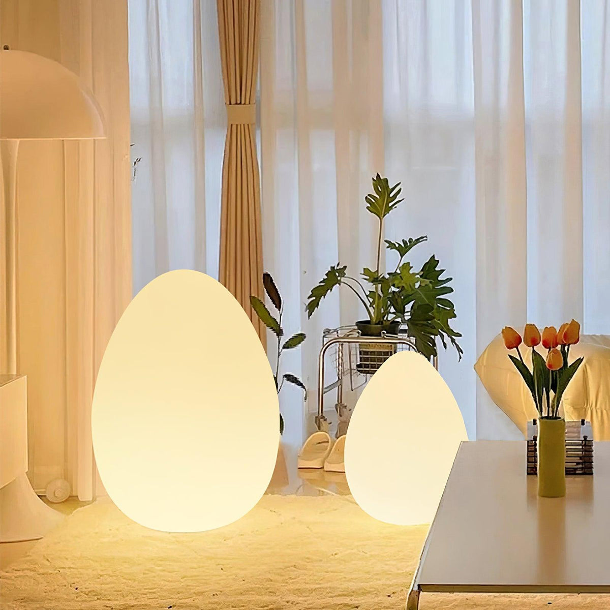 Lámpara de mesa en forma de huevo Ovalia en un salón acogedor – imagen 4