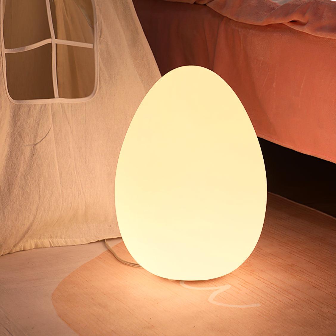Lámpara de mesa en forma de huevo Ovalia en un salón acogedor – imagen 7