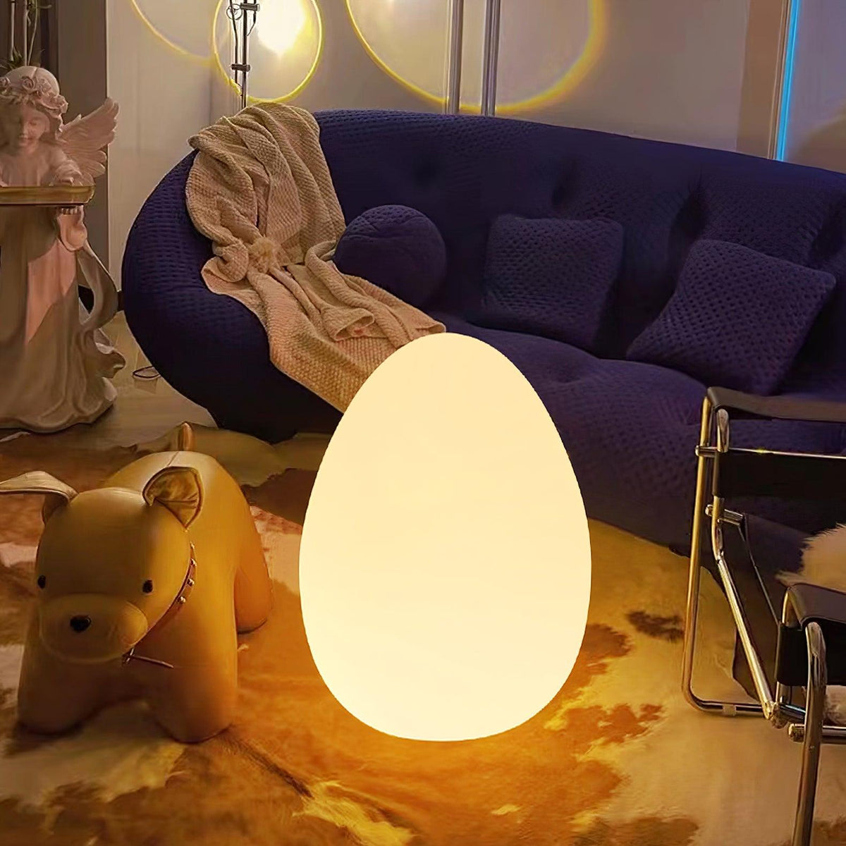 Lámpara de mesa en forma de huevo Ovalia en un salón acogedor – imagen 9