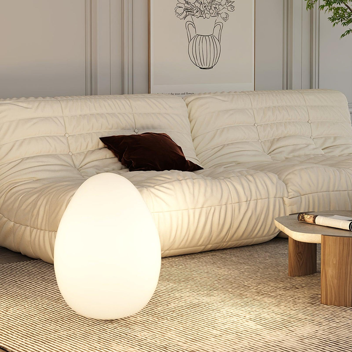 Lámpara de mesa en forma de huevo Ovalia en un salón acogedor – imagen 11
