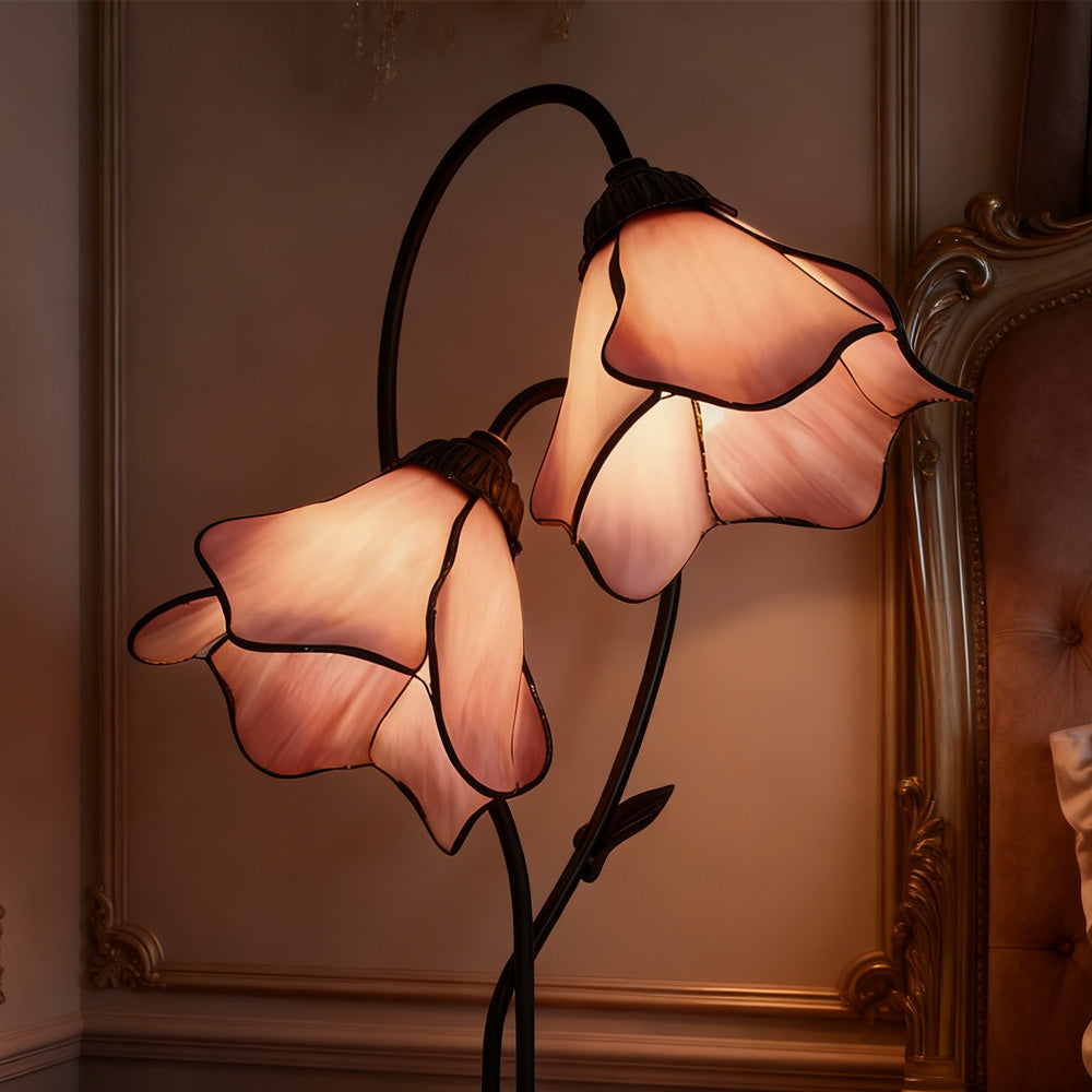 Lámpara de mesa Tiffany Tulenda en una mesilla de noche – imagen 9