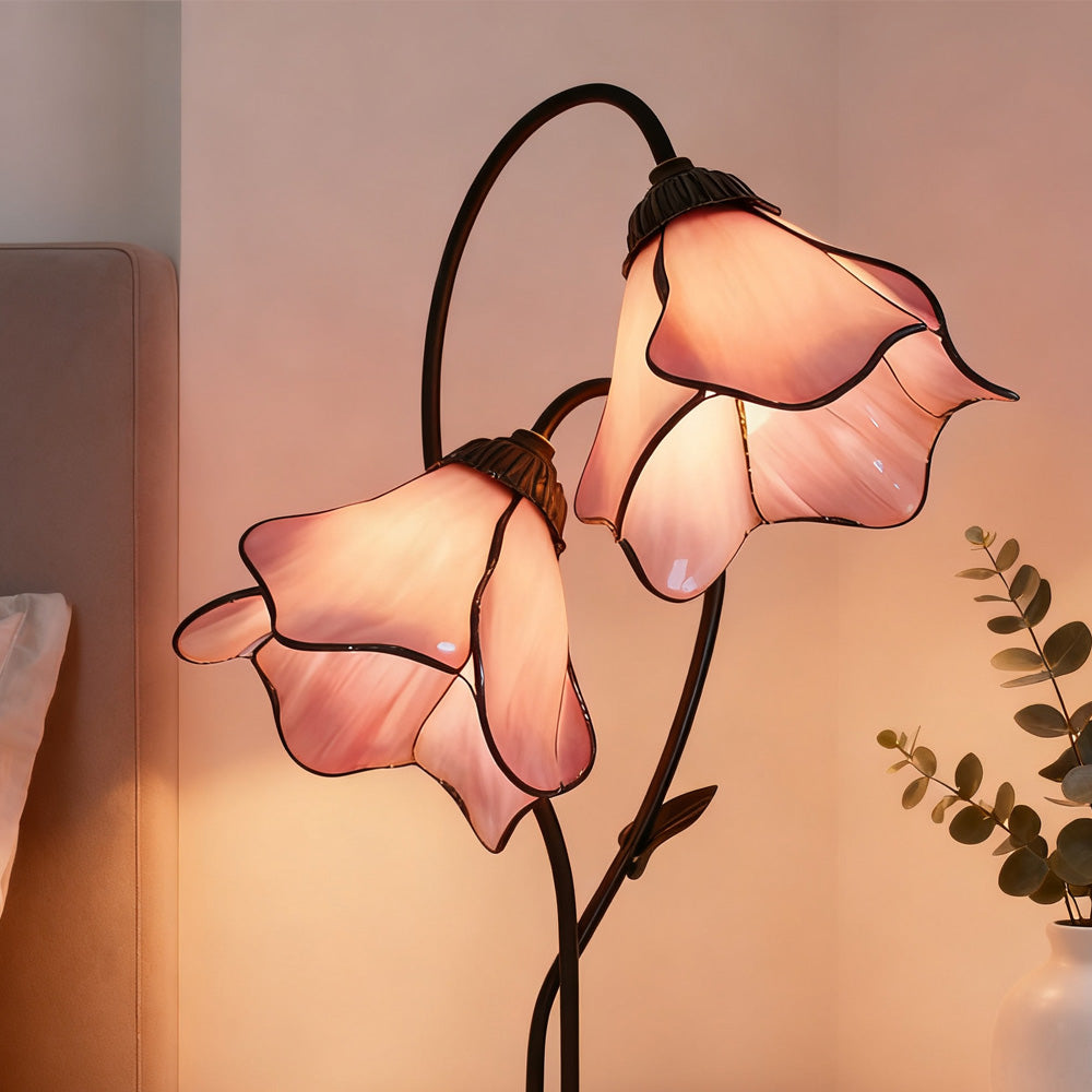 Lámpara de mesa Tiffany Tulenda en una mesilla de noche – imagen 11