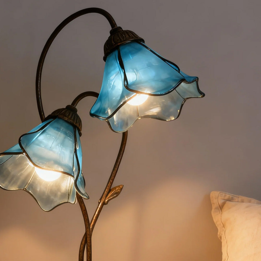 Lámpara de mesa Tiffany Tulenda en una mesilla de noche – imagen 14