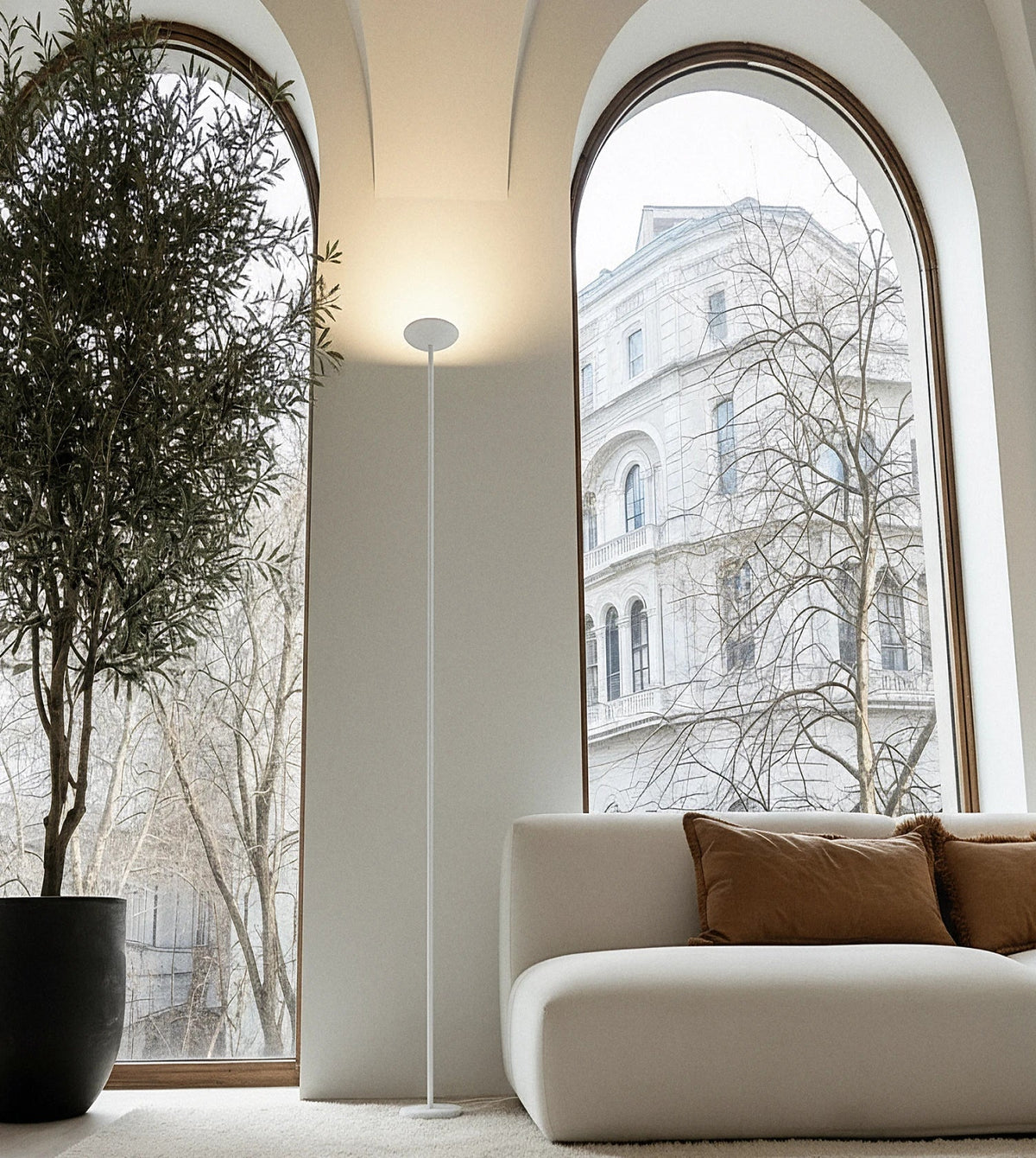 Lámpara de pie LED Rivora en un salón sereno – imagen 14