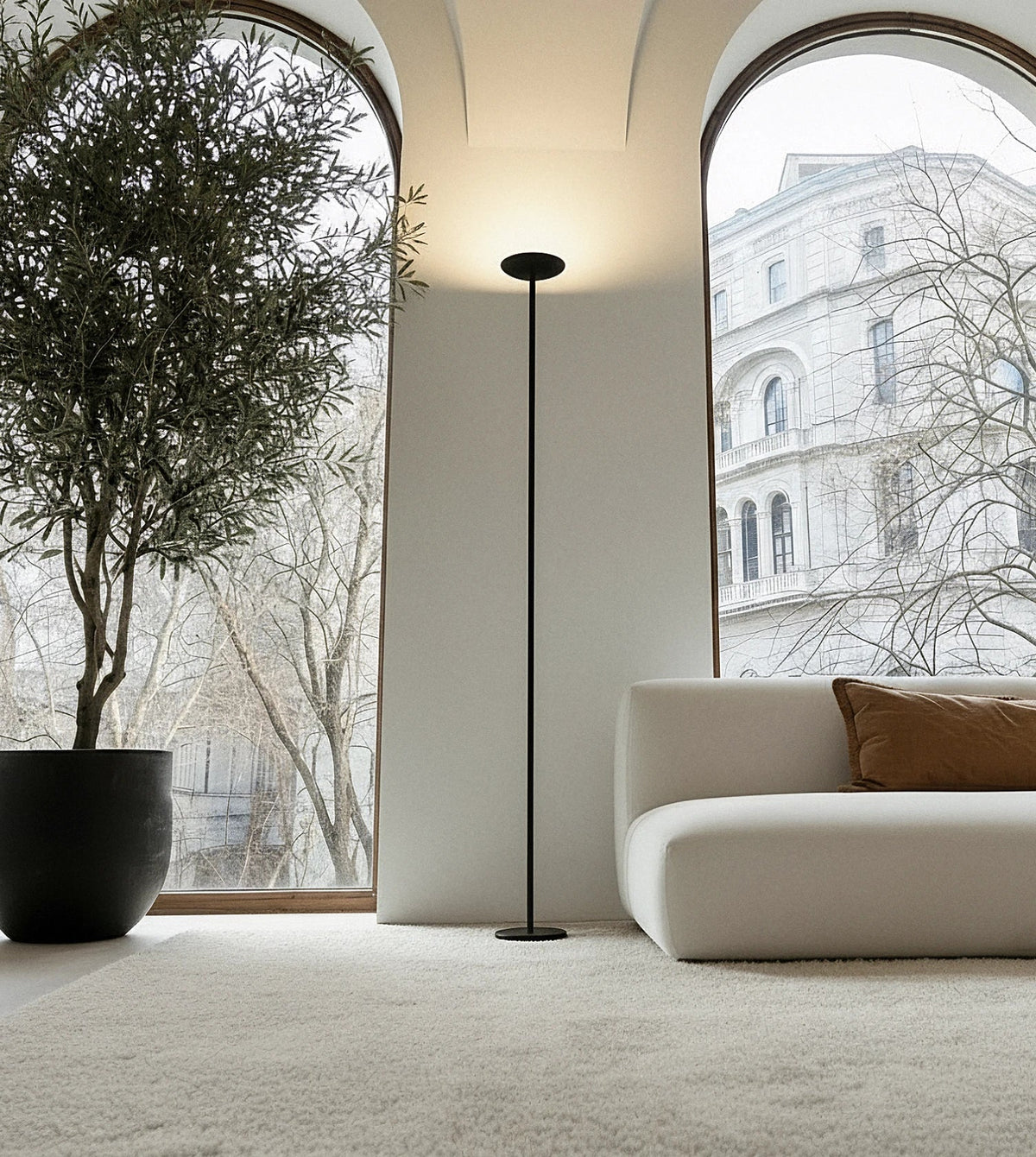 Lámpara de pie LED Rivora en un salón sereno – imagen 8