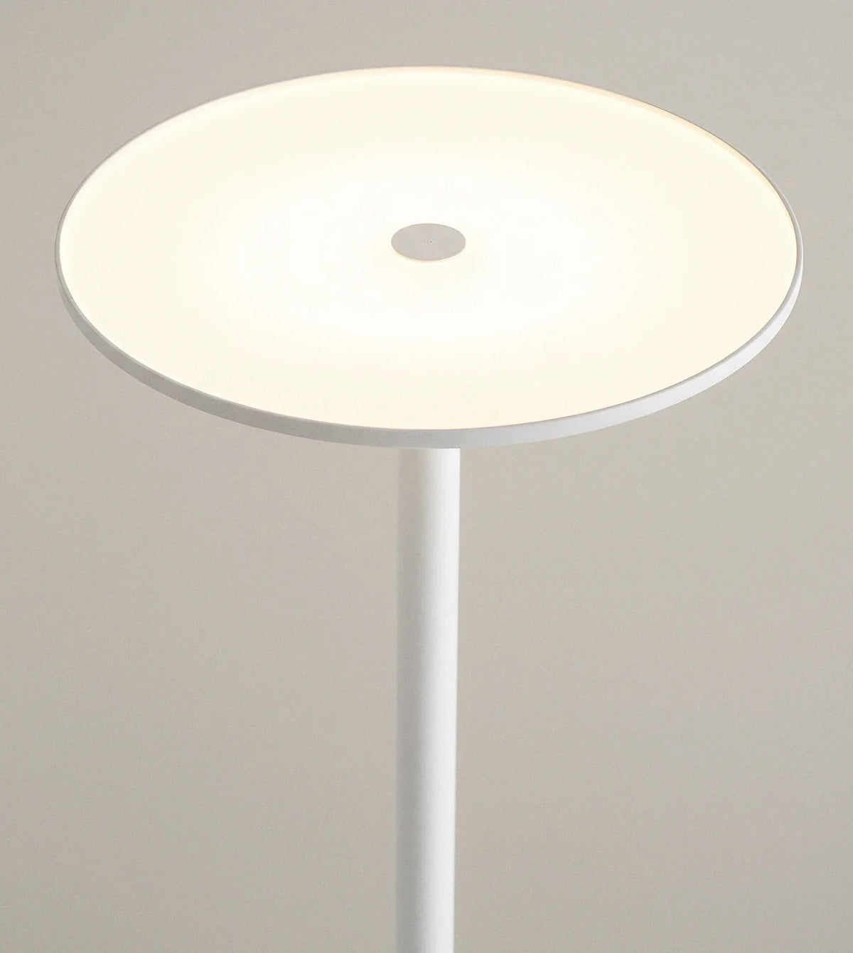 Lámpara de pie LED Rivora en un salón sereno – imagen 11