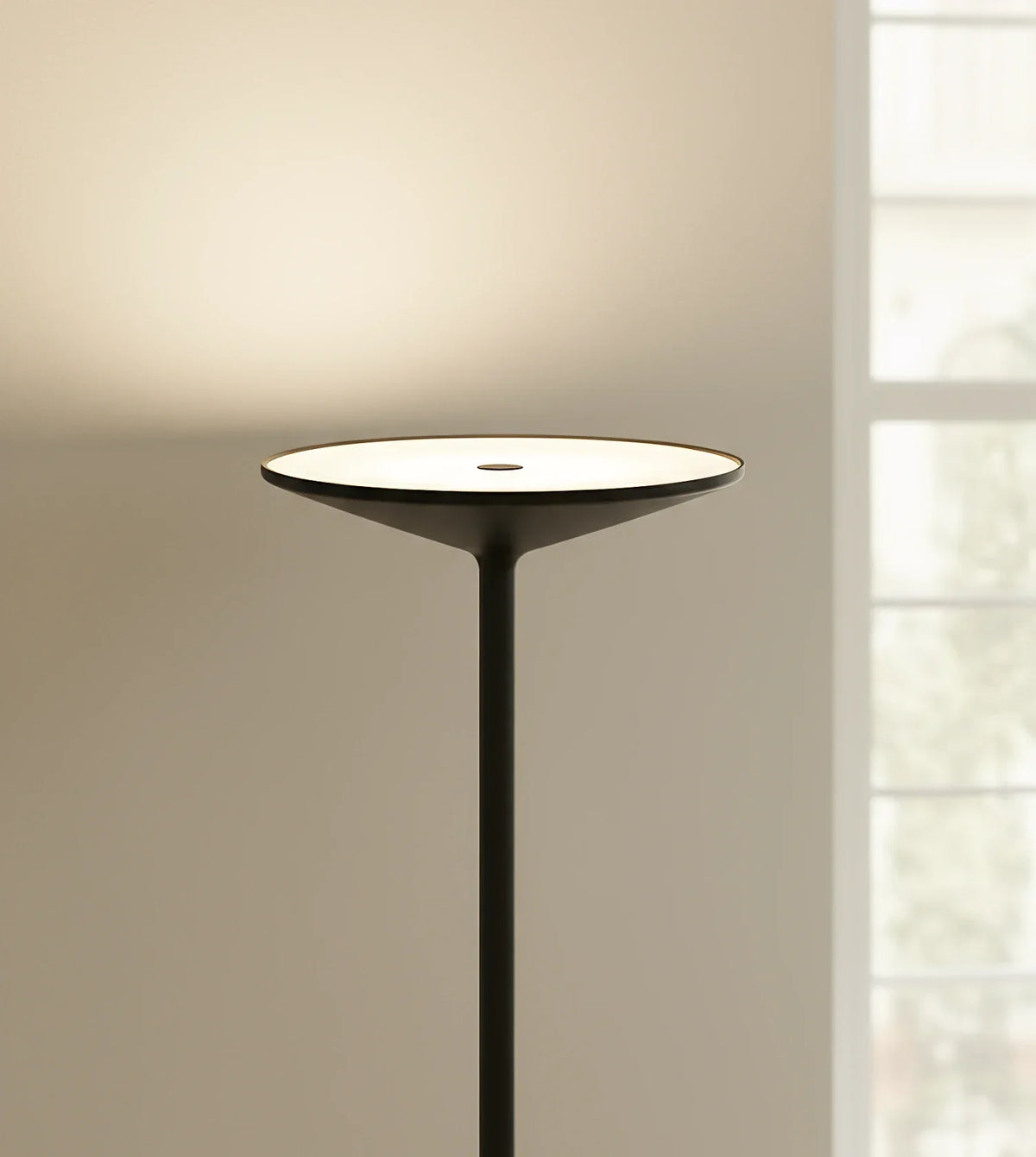 Lámpara de pie LED Rivora en un salón sereno – imagen 6
