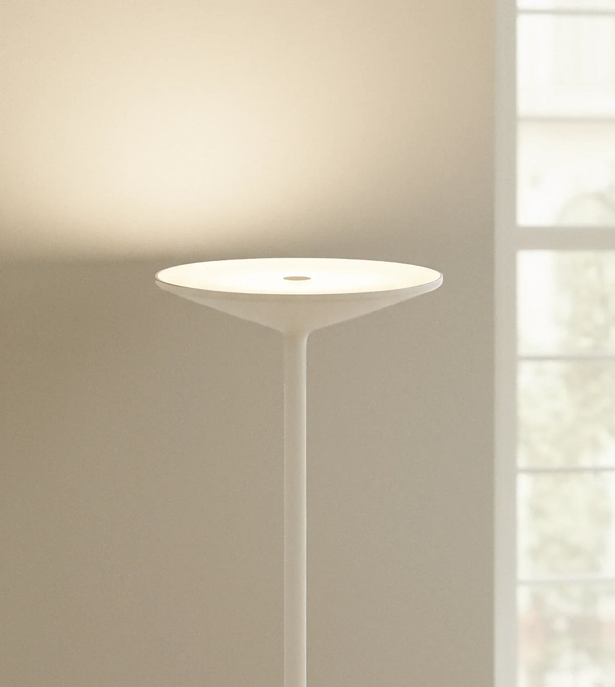 Lámpara de pie LED Rivora en un salón sereno – imagen 12