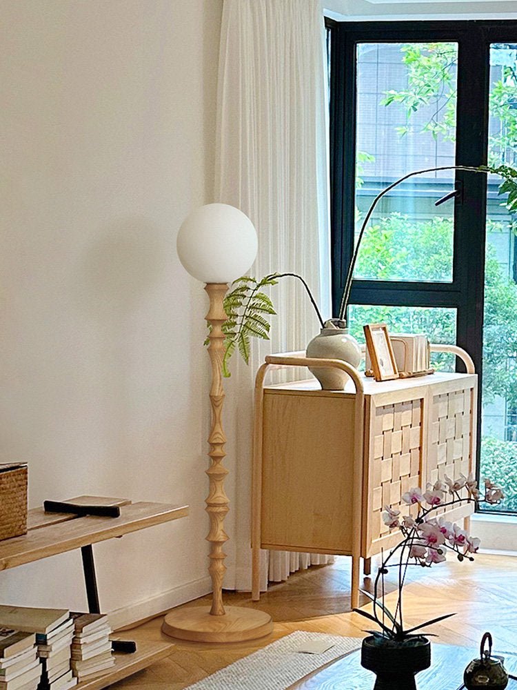 Lámpara de pie de madera torneada Caluma en un rincón del salón – imagen 13
