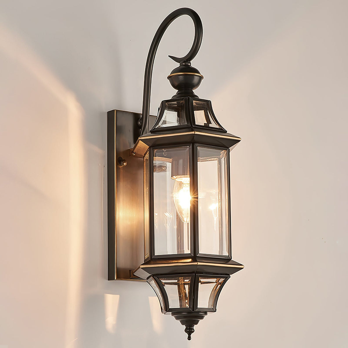 Farol de pared exterior clásico Orsela – encendido sobre pared clara