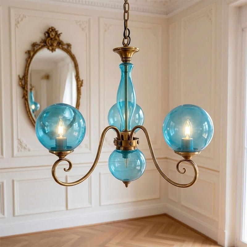 Lámpara de araña de latón Iselda – globos de cristal azul