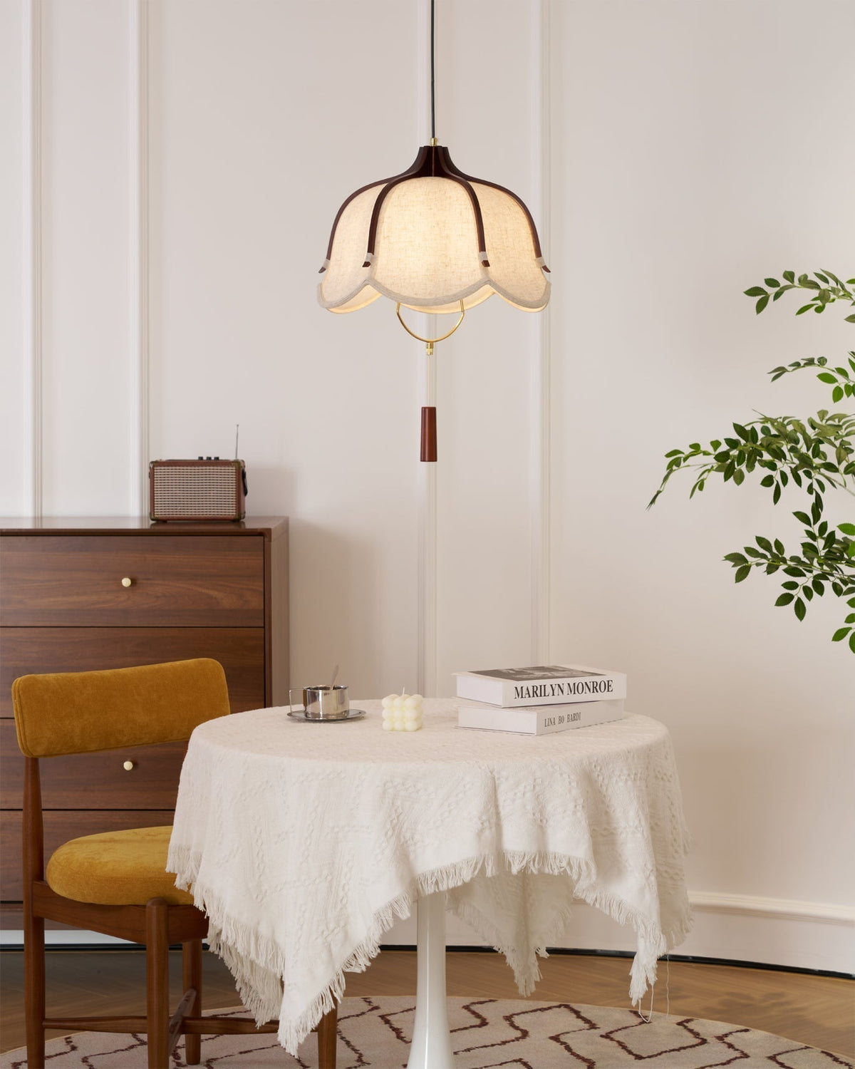 Lámpara colgante de tela y madera Floriela sobre una mesa de comedor – imagen 7