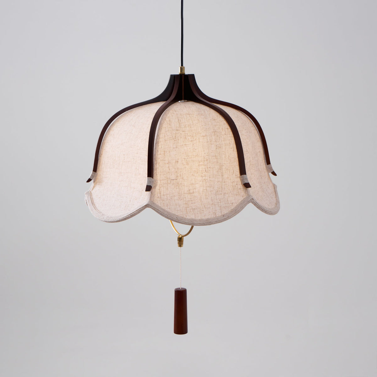 Lámpara colgante de tela y madera Floriela – de Ø 50 cm con varillas de madera color nogal