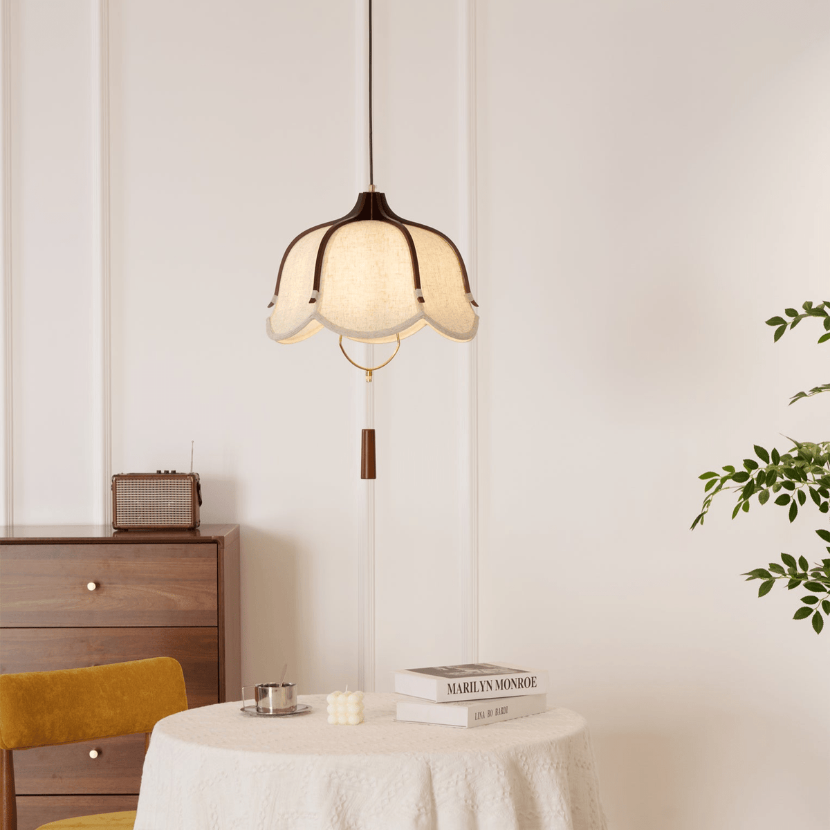 Lámpara colgante de tela y madera Floriela sobre una mesa de comedor – imagen 6