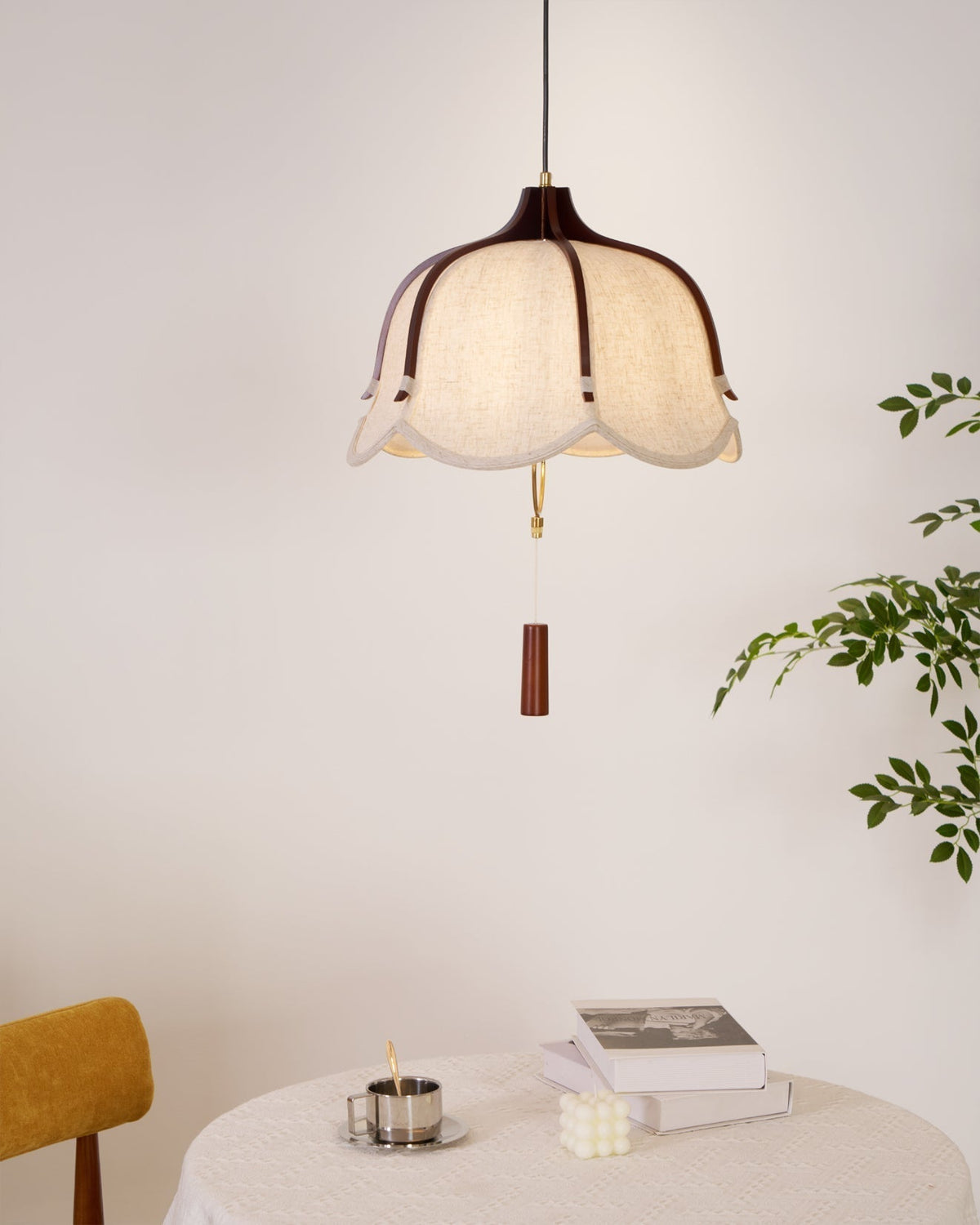 Lámpara colgante de tela y madera Floriela sobre una mesa de comedor – imagen 8